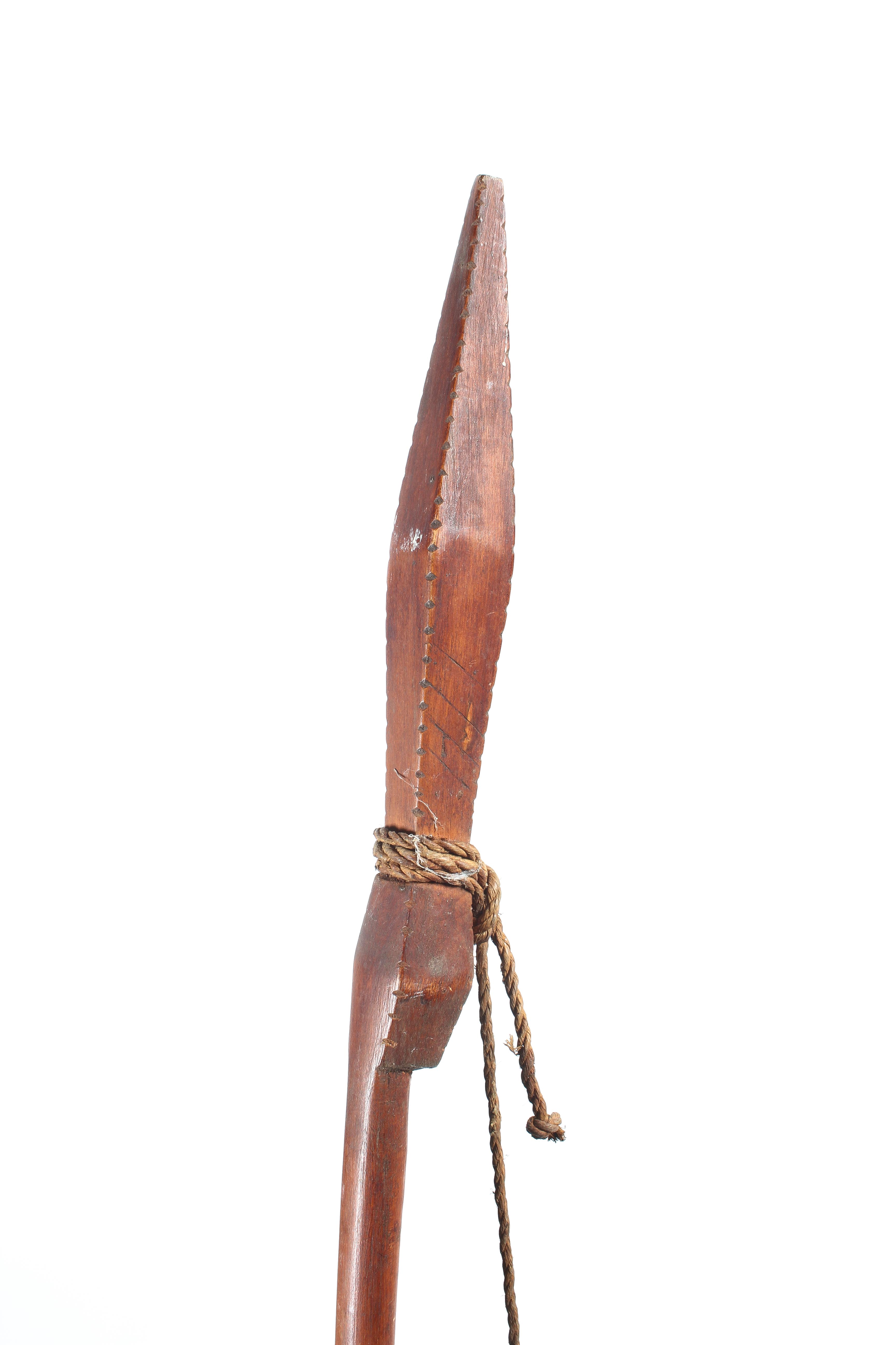 A Solomon Islands hunting bow and arrows with carved bone heads. - Image 2 of 17