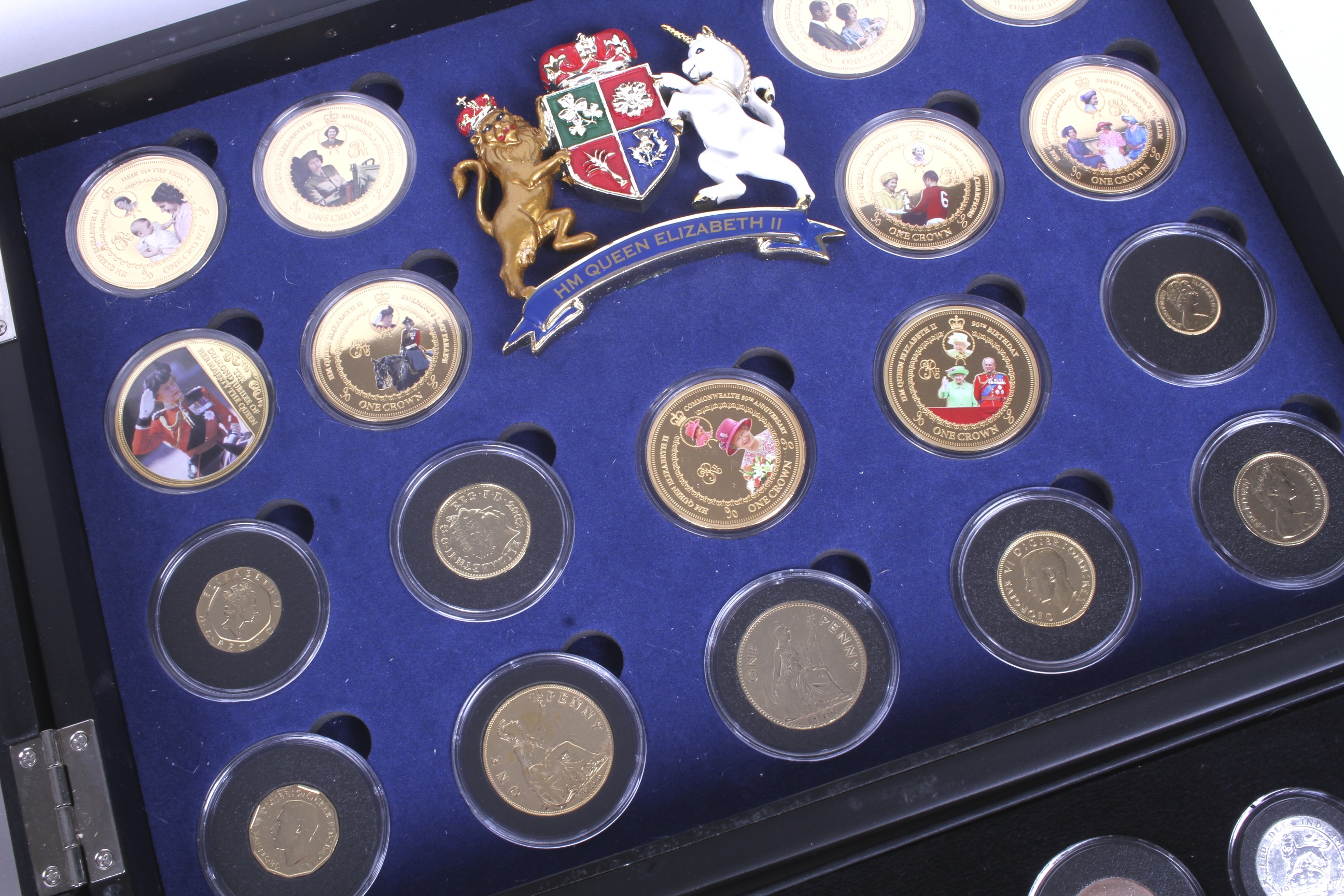 A Queen Elizabeth II 90th birthday coin collection. Containing nineteen coins, crown to 1/2 penny. - Bild 2 aus 4