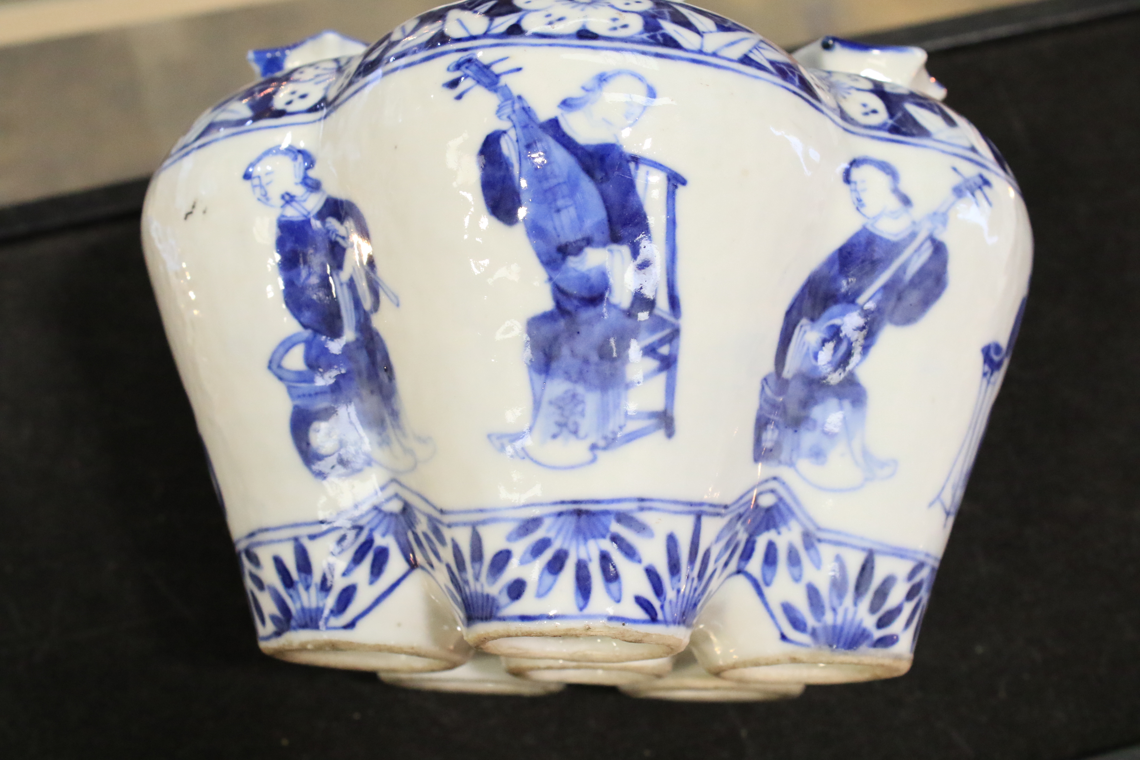 A Chinese Qing dynasty tulip vase. - Image 9 of 20
