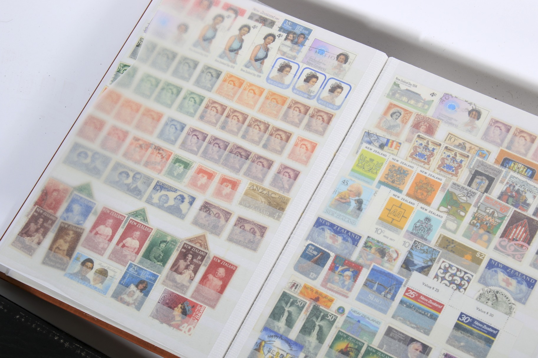 8 stock books of Commonwealth stamps. - Bild 2 aus 4