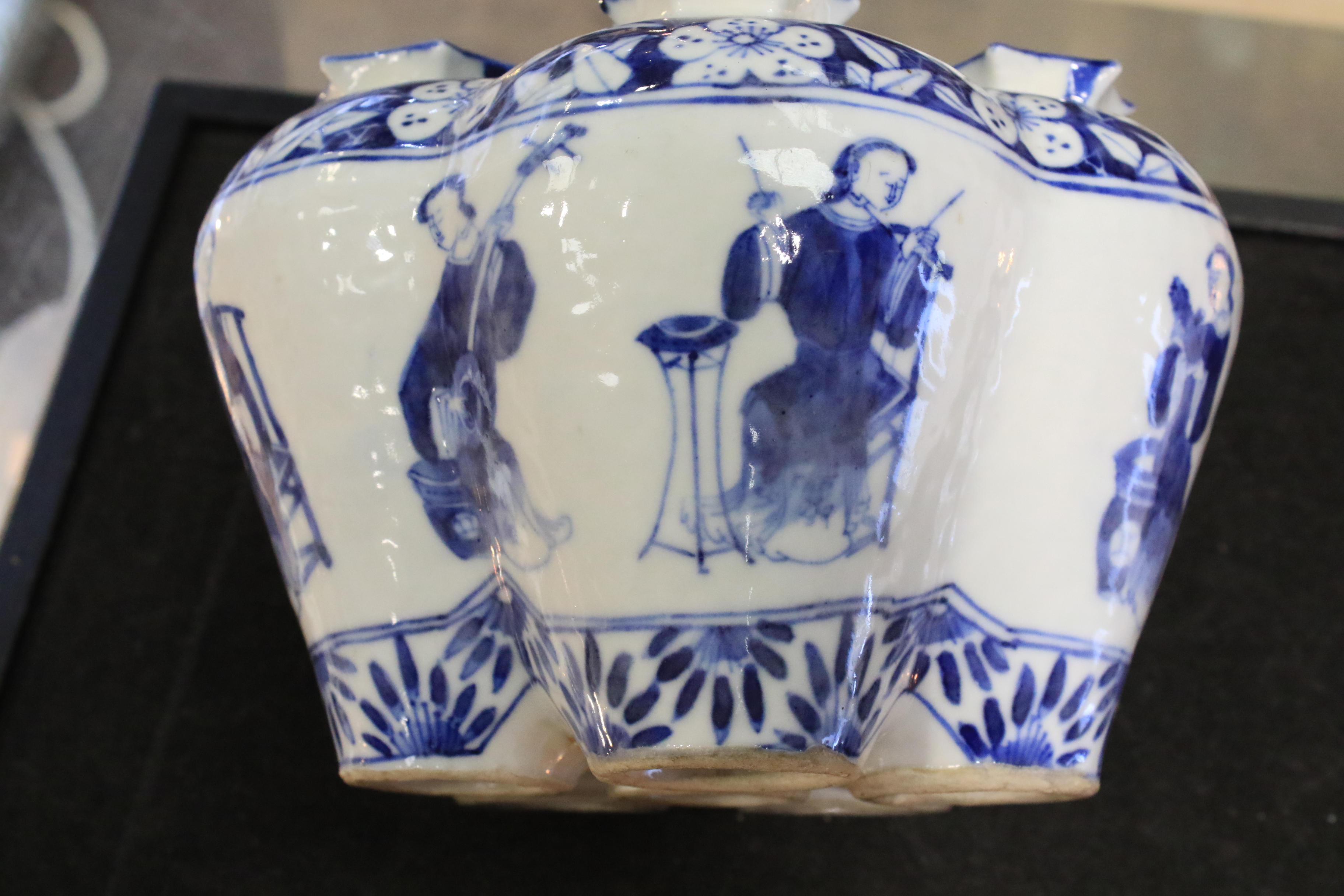 A Chinese Qing dynasty tulip vase. - Image 10 of 20