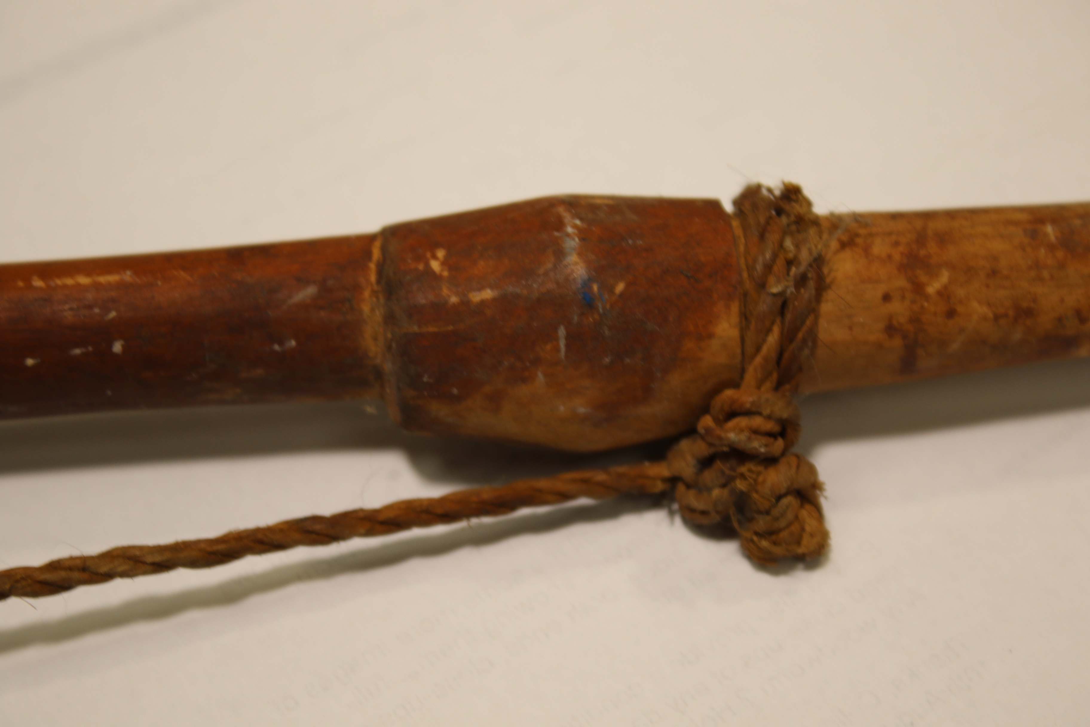 A Solomon Islands hunting bow and arrows with carved bone heads. - Bild 16 aus 17