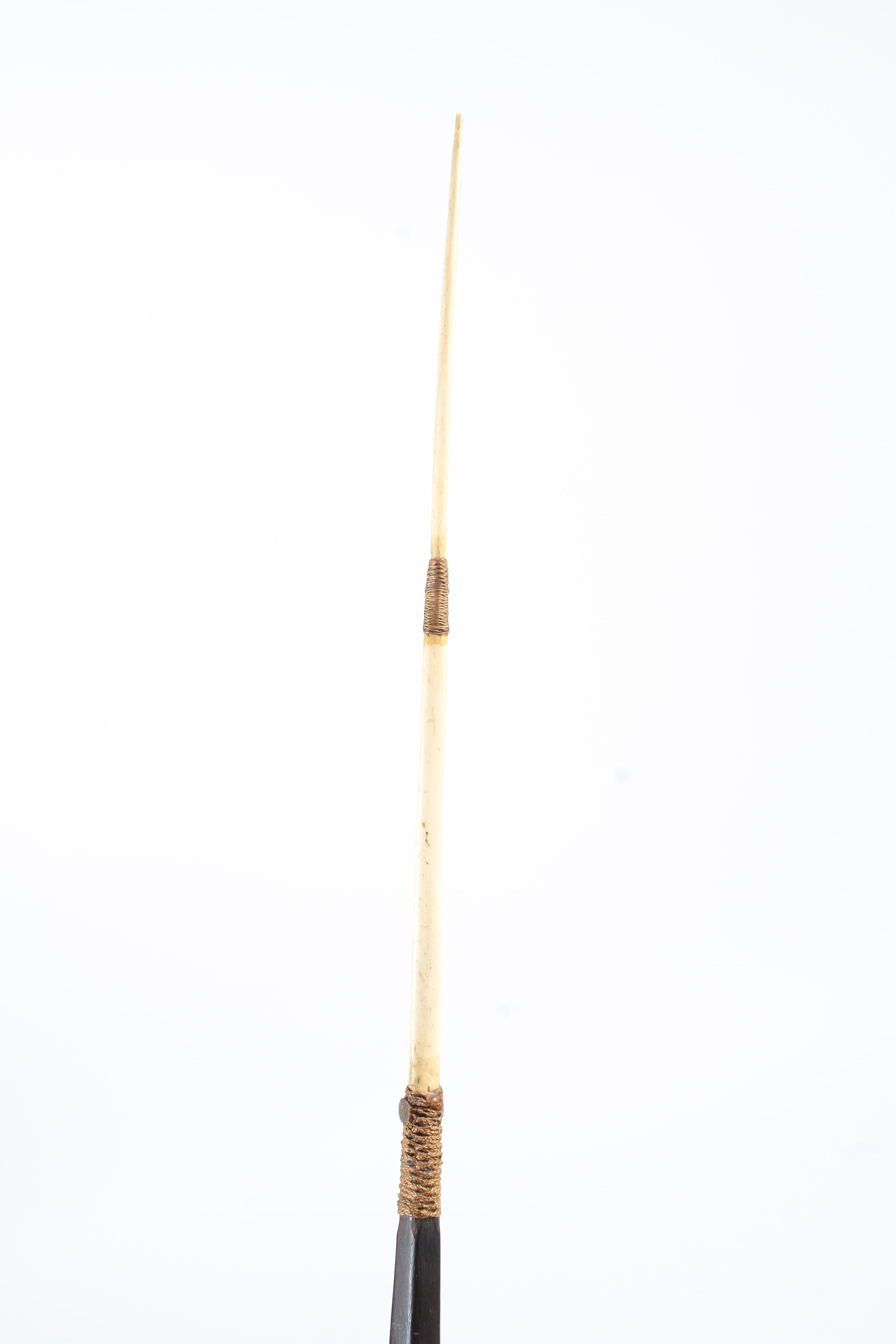 A Solomon Islands hunting bow and arrows with carved bone heads. - Image 3 of 17