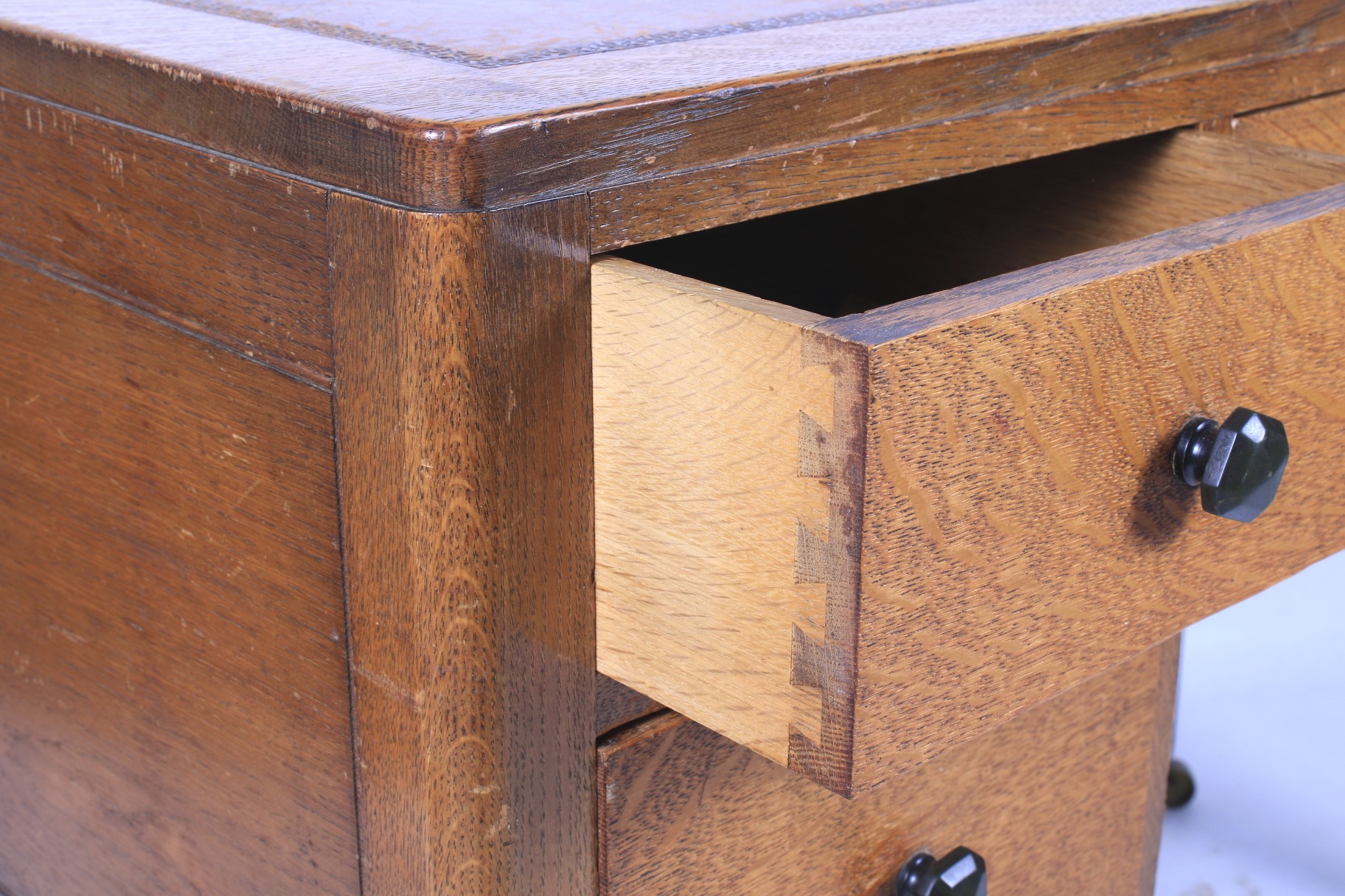 An oak Arts and Crafts kneehole desk. - Image 2 of 2