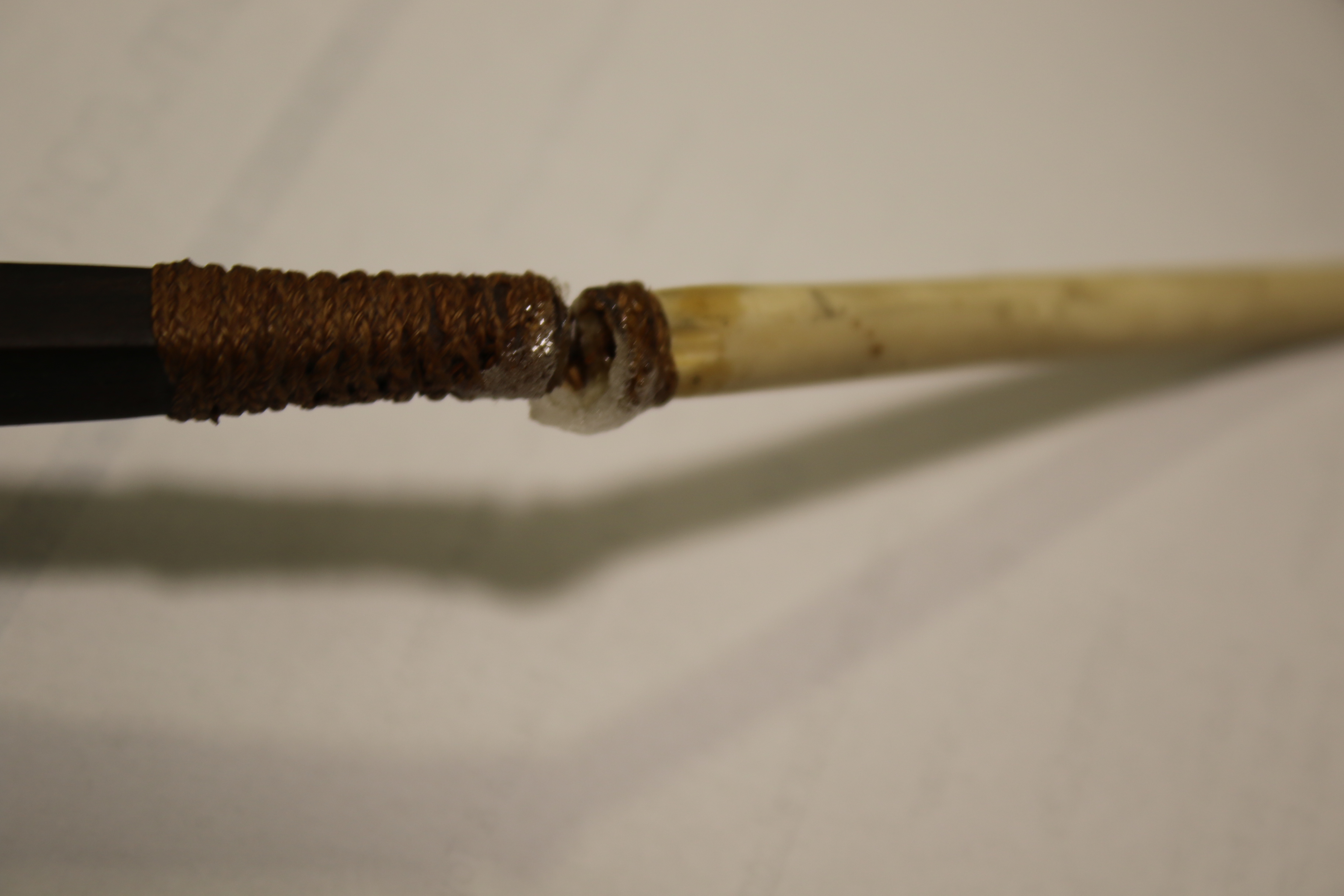 A Solomon Islands hunting bow and arrows with carved bone heads. - Bild 9 aus 17