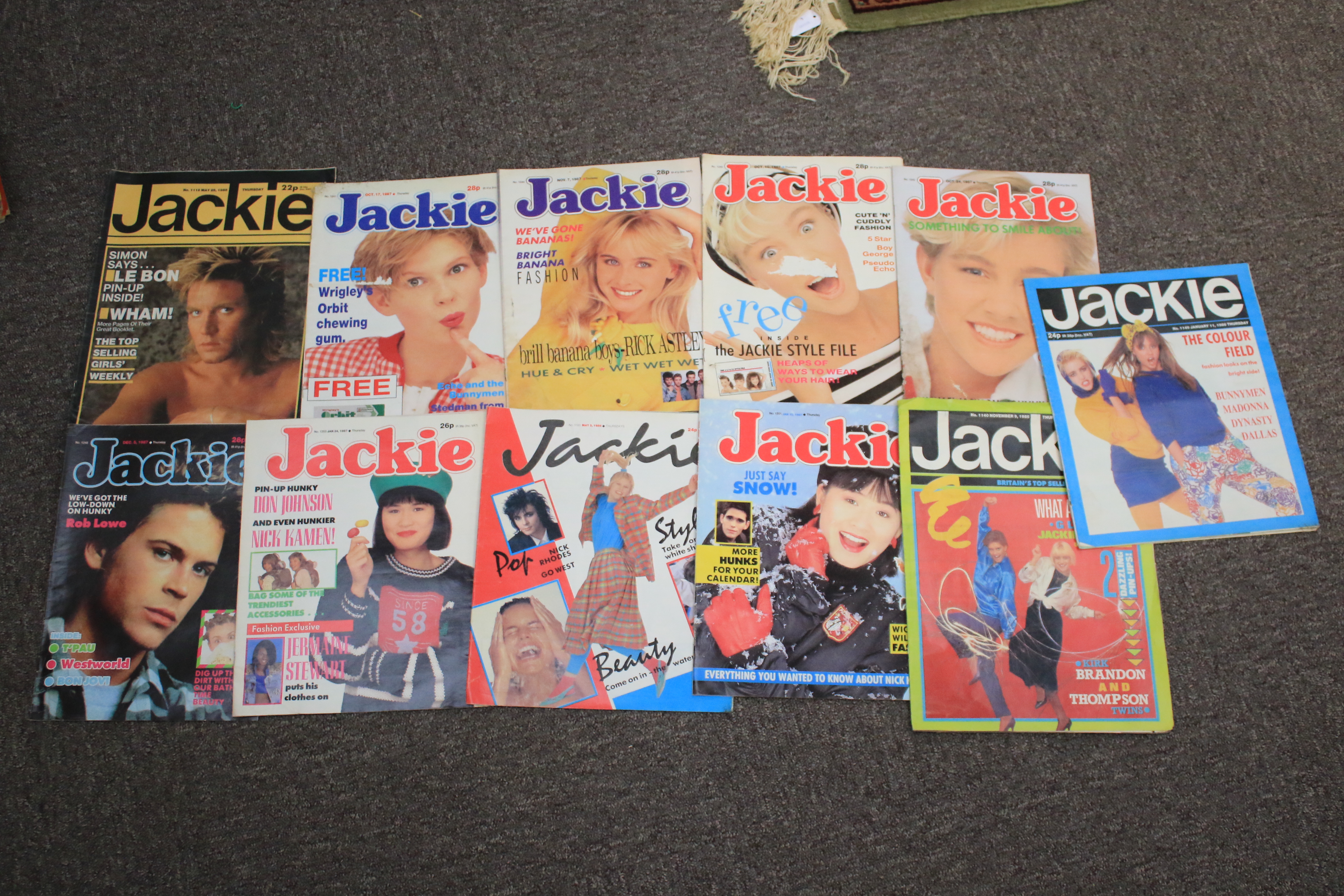Approx 150 vintage comic books and magazines, Jackie and Sunny stories 1960s - 1980s. - Image 7 of 7
