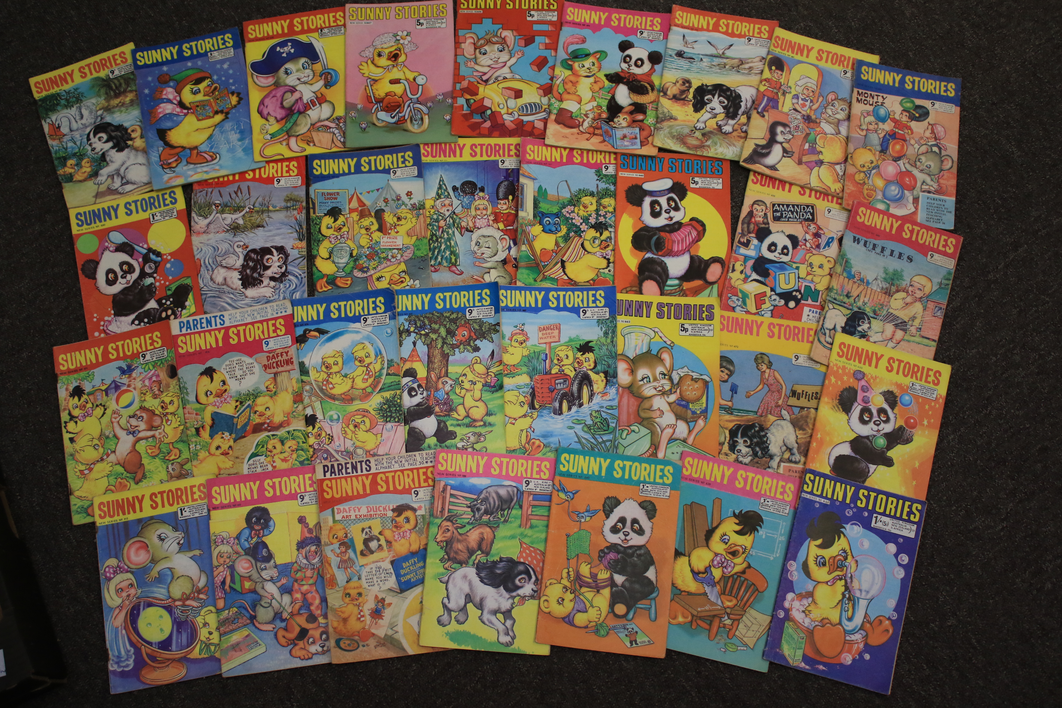 Approx 150 vintage comic books and magazines, Jackie and Sunny stories 1960s - 1980s. - Image 2 of 7