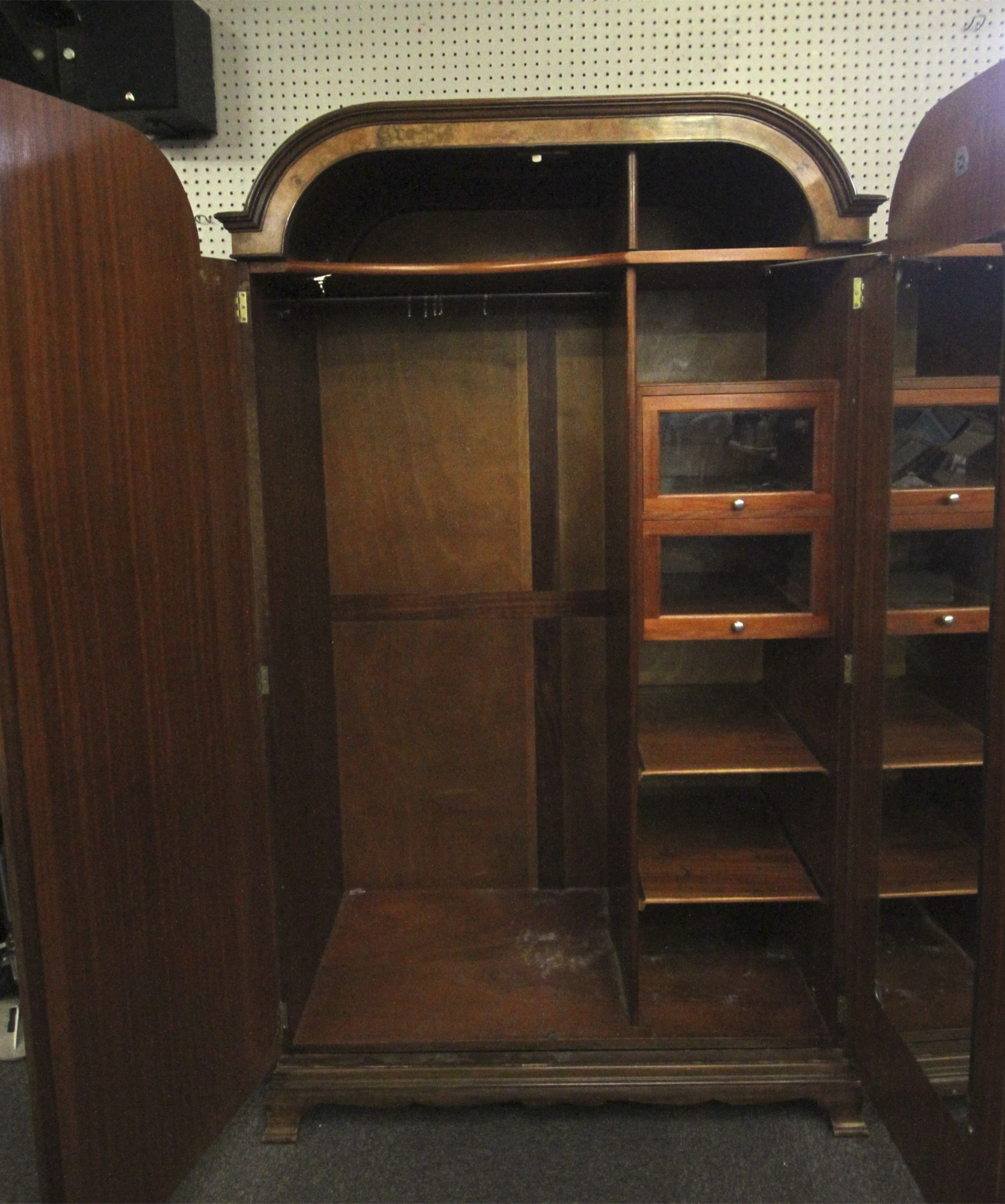 An Art Deco three piece burr walnut bedroom suite. - Bild 3 aus 6