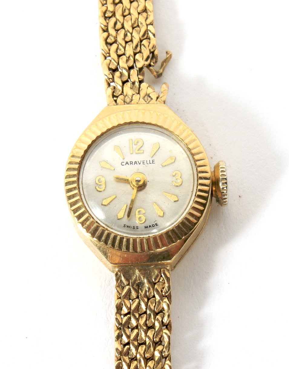 A vintage ladies 9ct gold wristwatch by Caravelle. - Bild 2 aus 3