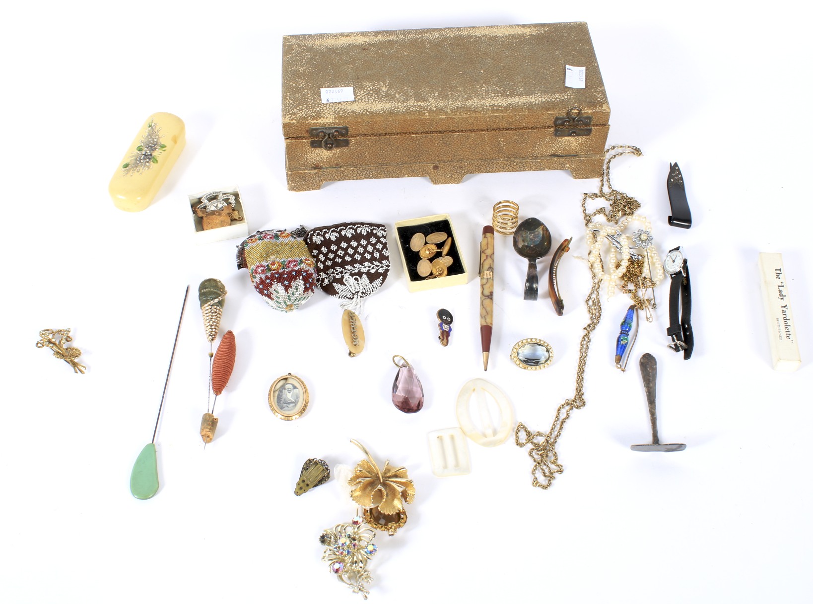 An assortment of costume jewellery and similar collectables.