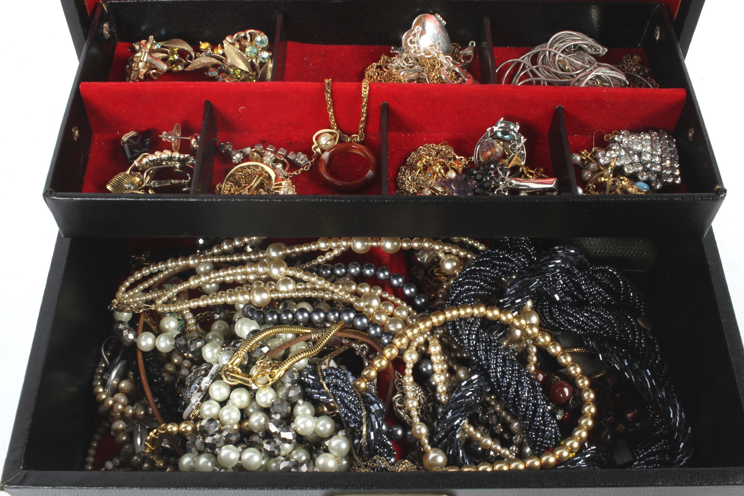 An assortment of vintage jewellery housed in a tiered jewellery box. - Image 2 of 2