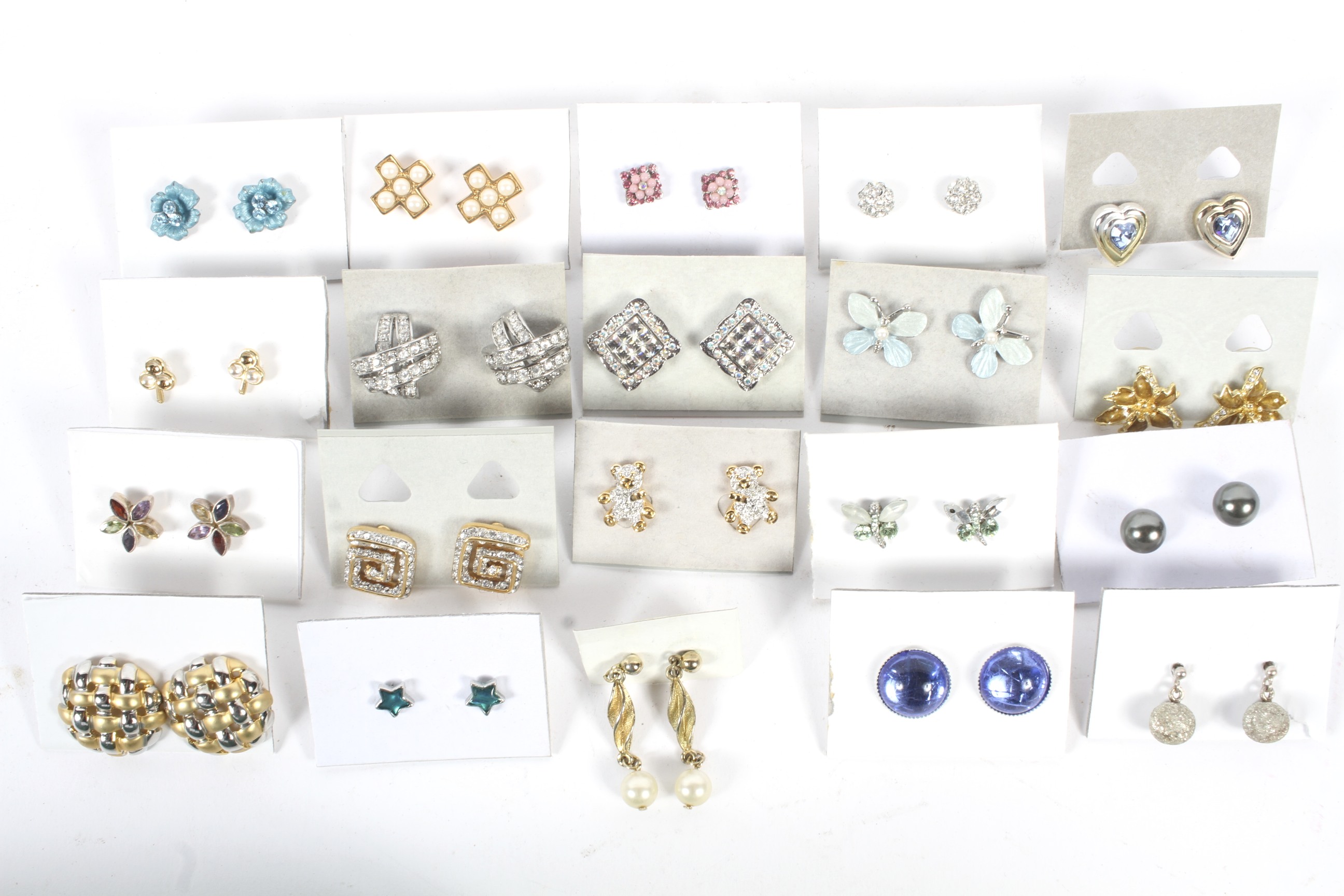 A collection of 20 vintage pairs of ladies earrings