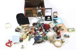 An assortment of costume jewellery and similar items.