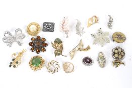 A collection of 20 vintage ladies brooches.