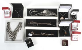 A collection of boxed jewellery. Including silver, all in good condition, some named Warren James.