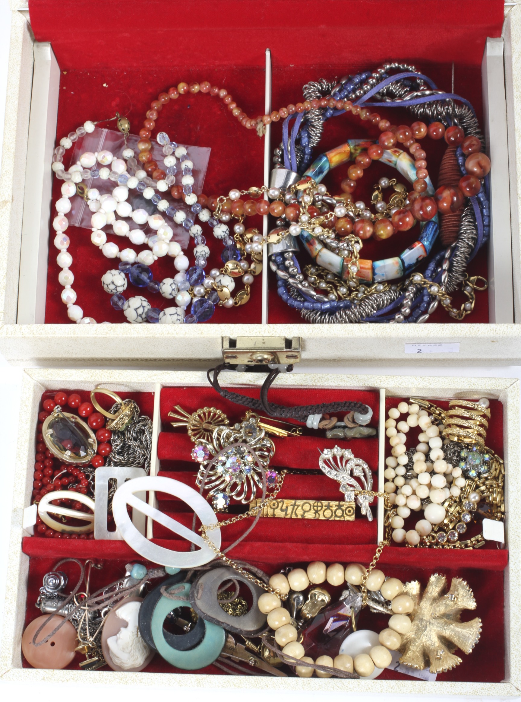 An assortment of costume jewellery and beads in a cream jewellery box. - Image 2 of 2