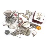 Assorted jewellery including silver chains, rings and pendants, etc.