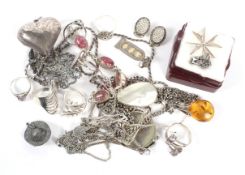 Assorted jewellery including silver chains, rings and pendants, etc.