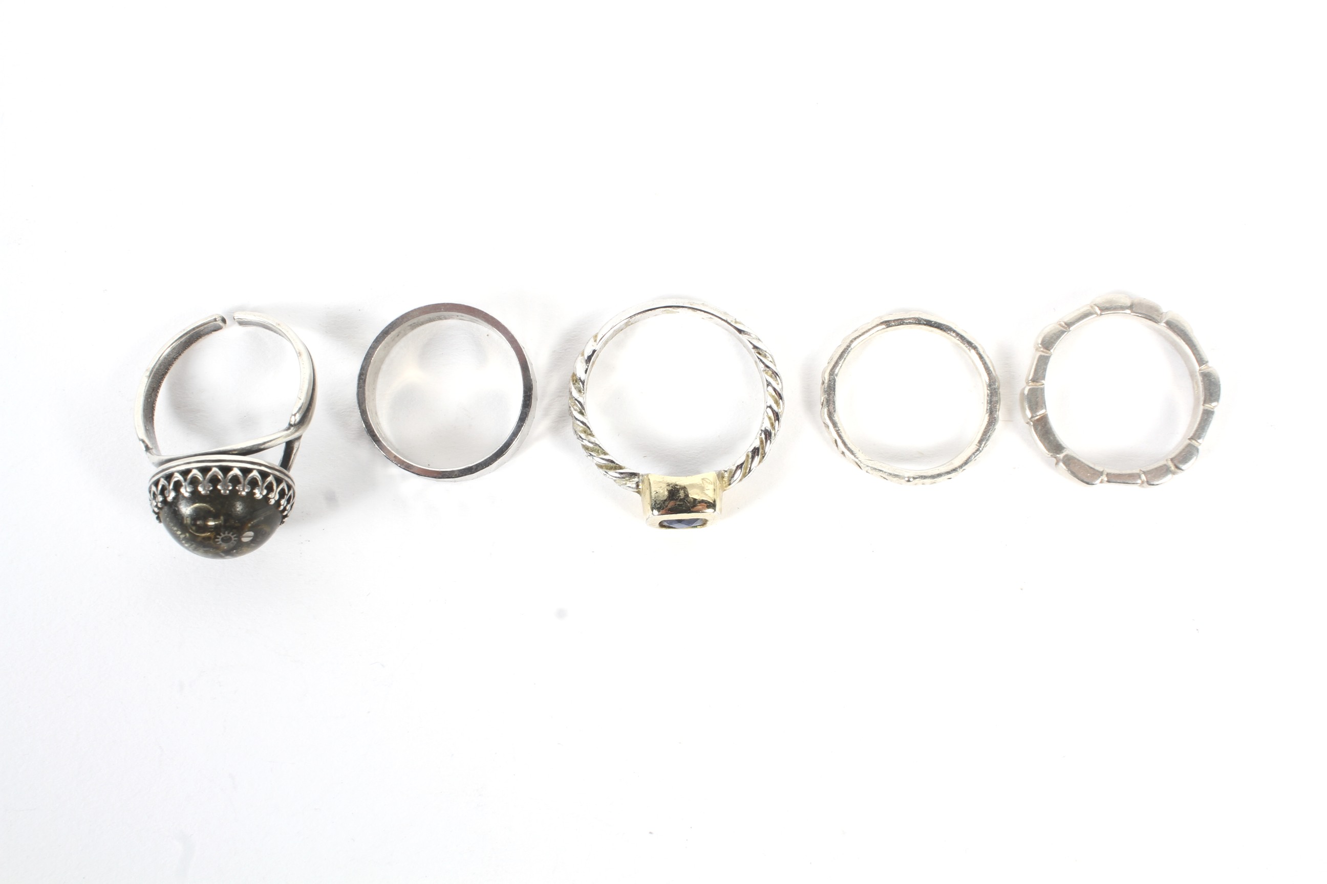 A collection of five vintage ladies white metal rings. - Image 2 of 2