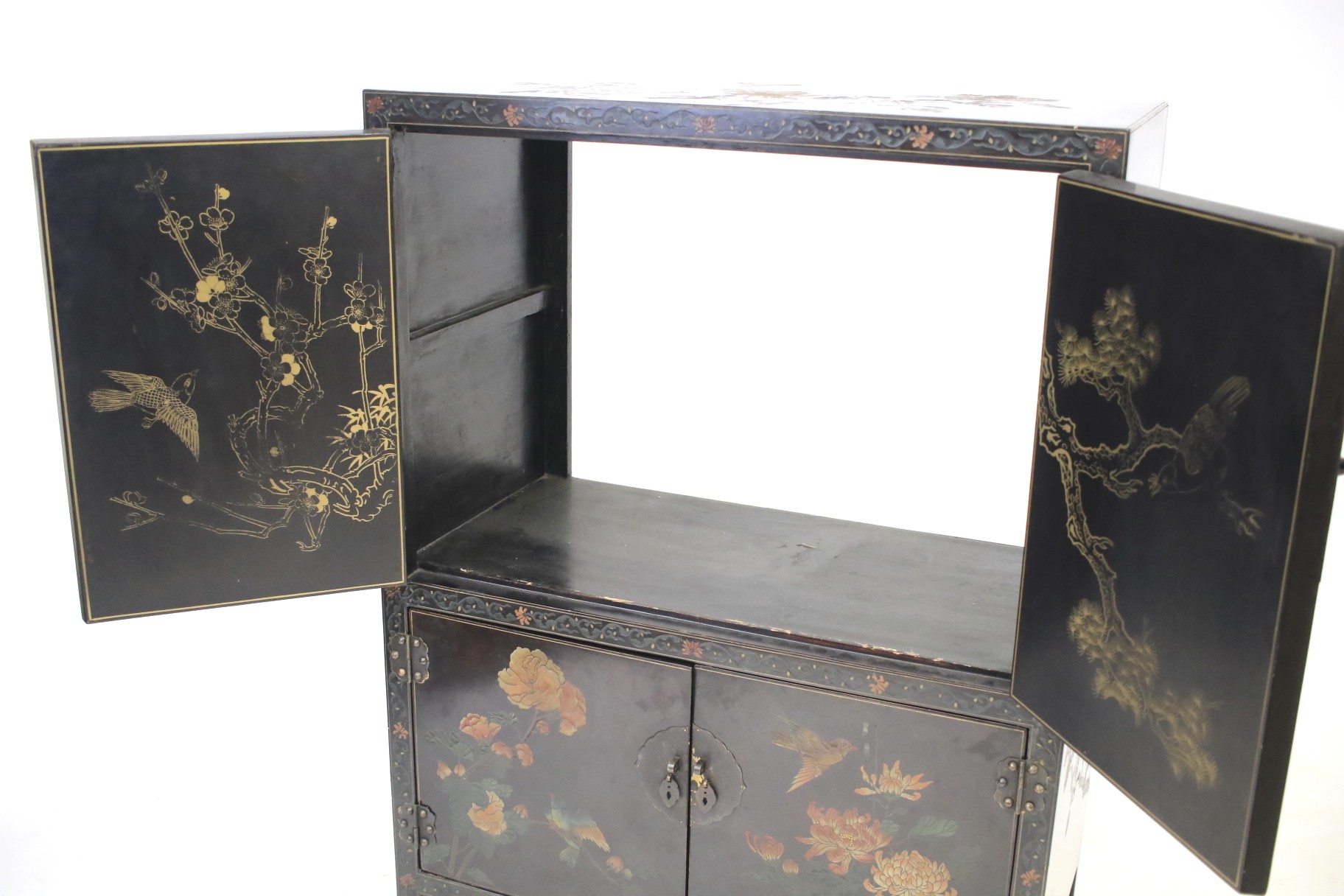 A lacquered Chinese style cabinet with upper and lower cupboard. - Image 3 of 3