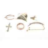A collection of jewellery including a Victorian 9ct rose gold wedding band.