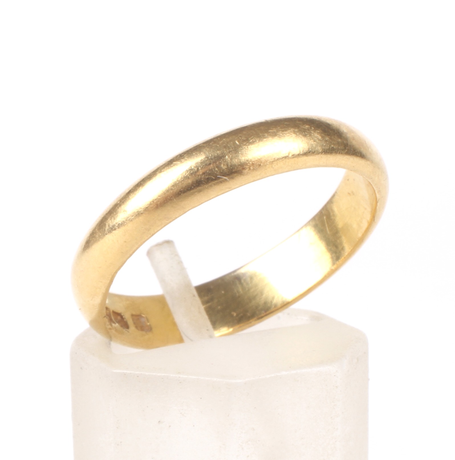 A 22ct gold wedding band. The 'D' section band 4.