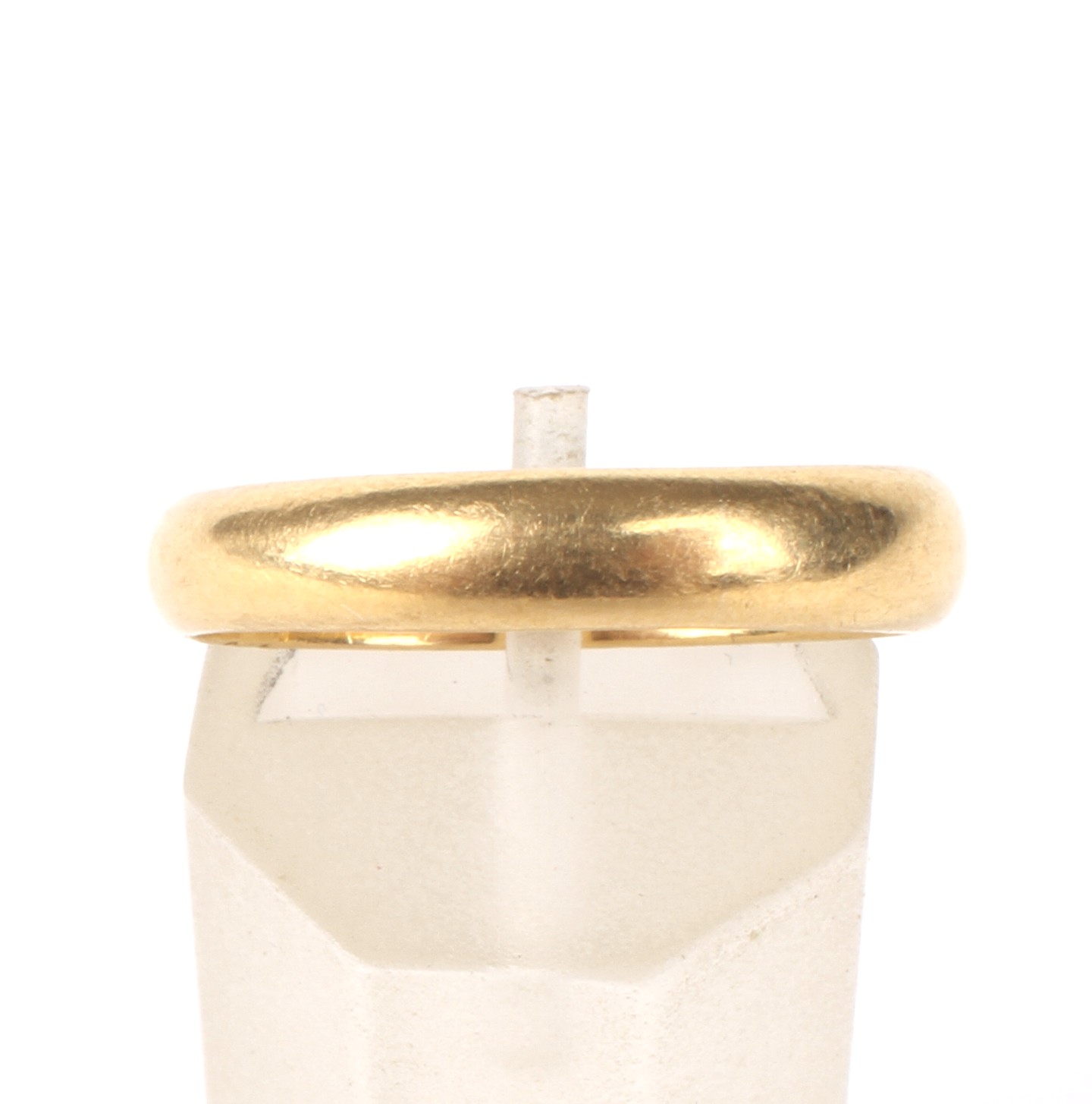 A 22ct gold wedding band. The 'D' section band 4. - Image 2 of 4