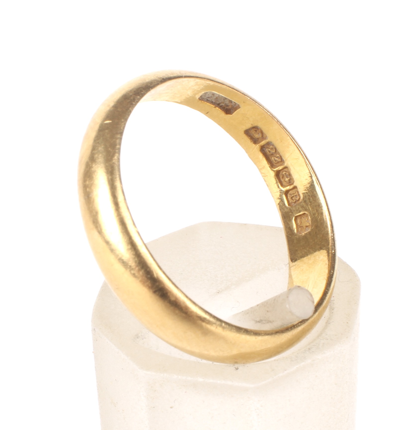 A 22ct gold wedding band. The 'D' section band 4. - Image 4 of 4