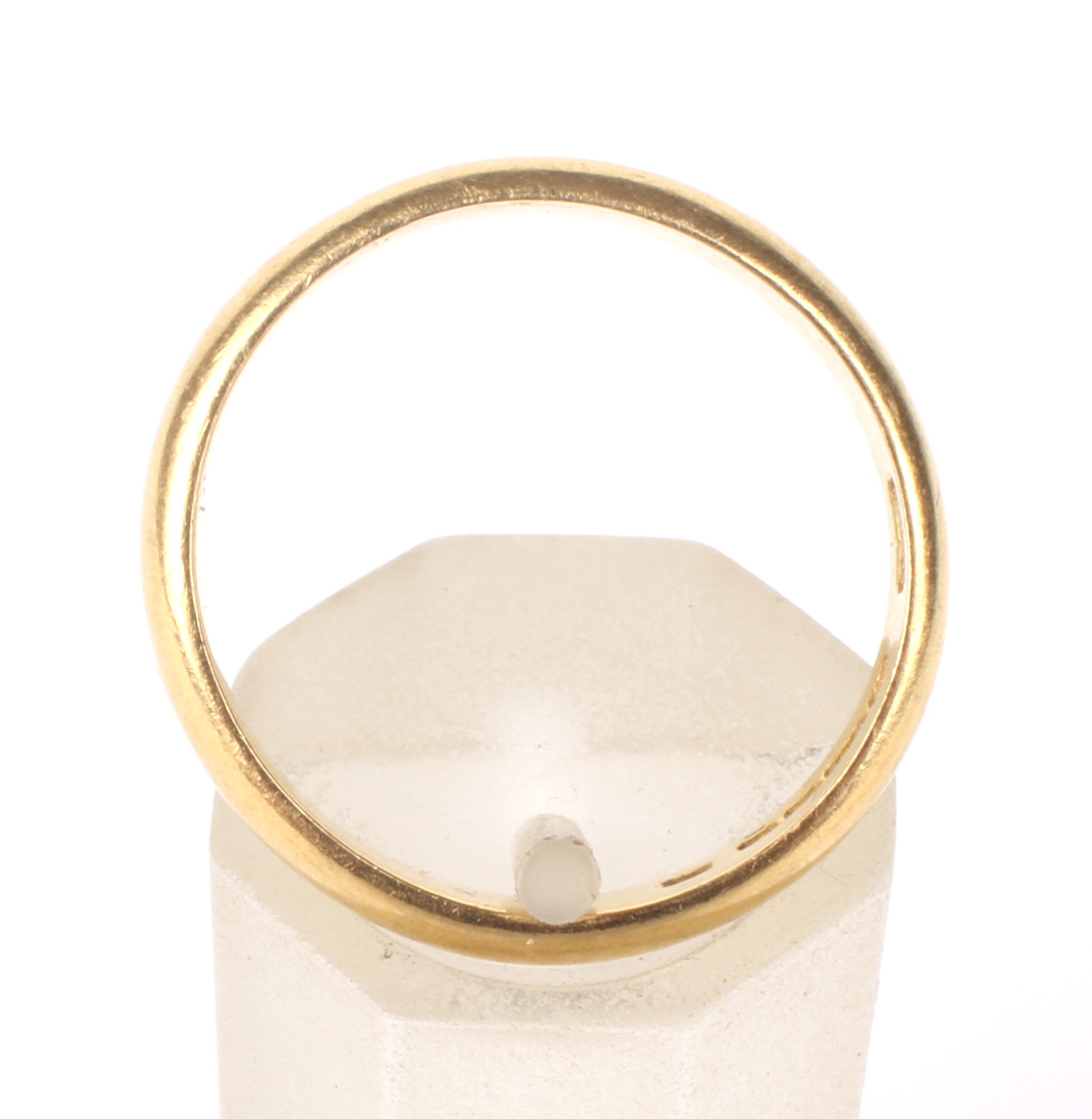 A 22ct gold wedding band. The 'D' section band 4. - Image 3 of 4