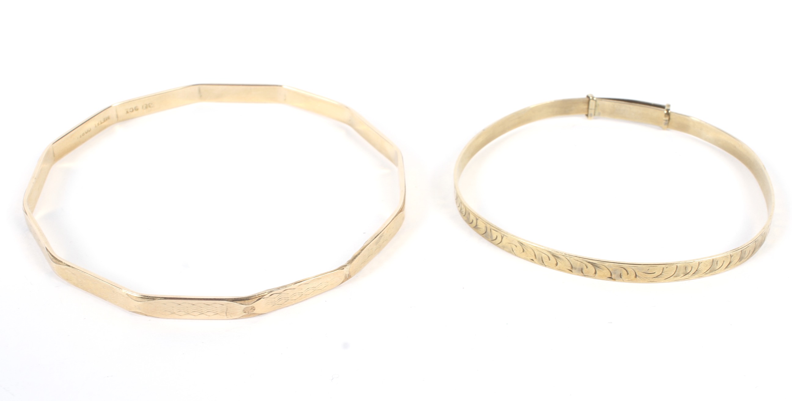 Two vintage ladies 9ct gold plated bangles. Both with metal core and engraved decoration, 12. - Image 2 of 3