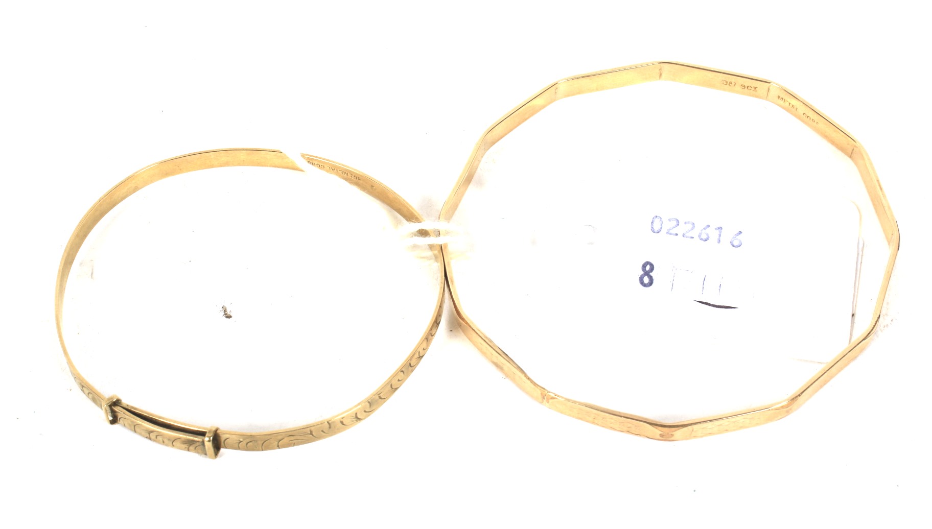 Two vintage ladies 9ct gold plated bangles. Both with metal core and engraved decoration, 12. - Image 3 of 3