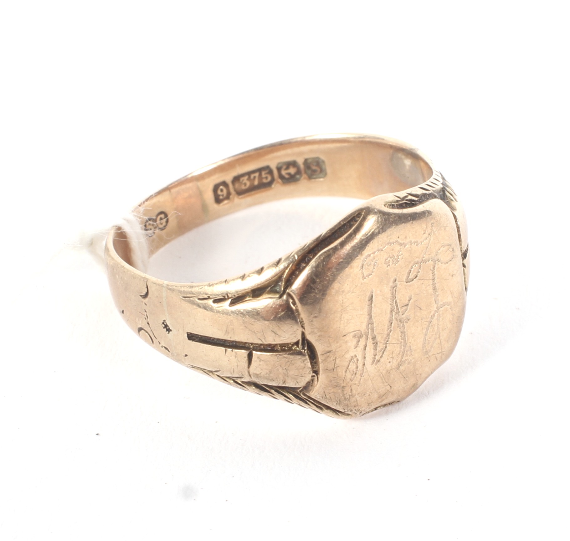 A 9ct gold signet ring.