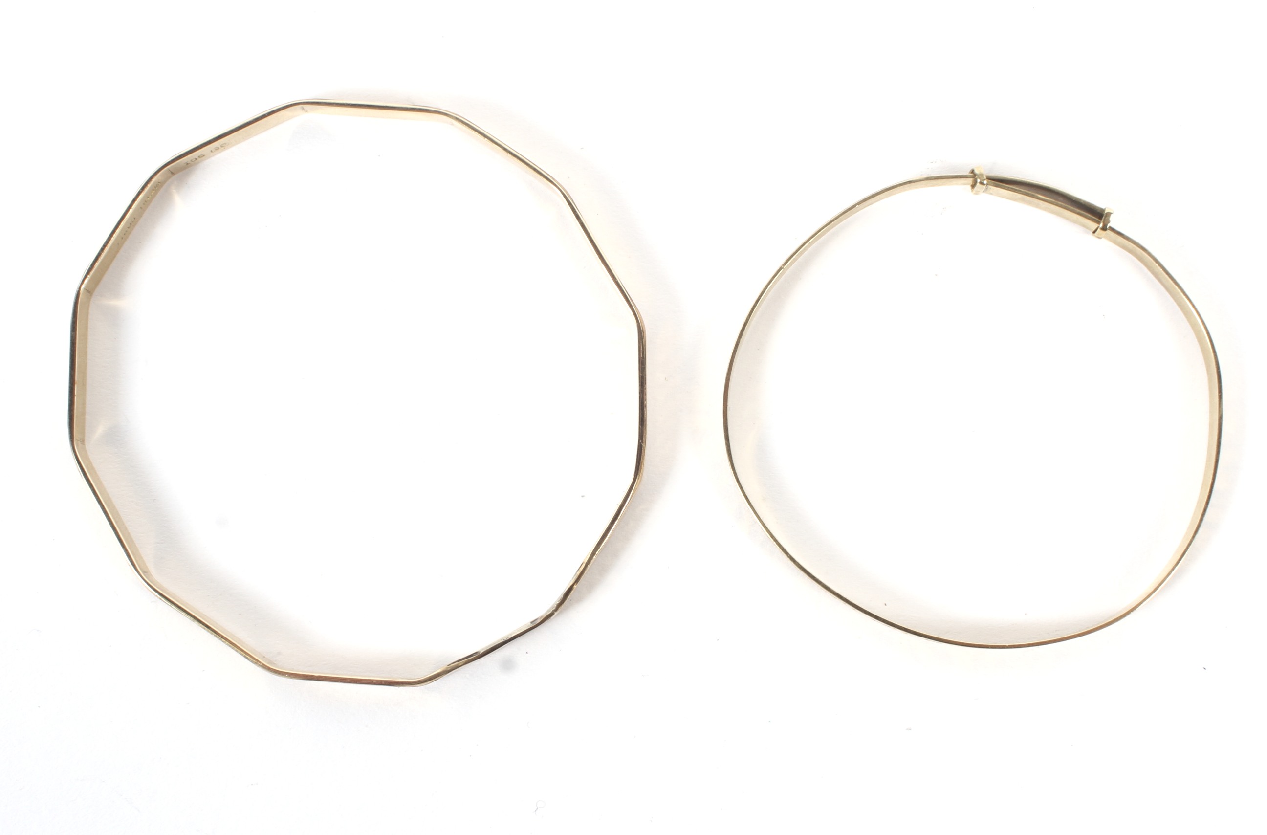 Two vintage ladies 9ct gold plated bangles. Both with metal core and engraved decoration, 12.