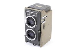 A Ricoh Ricohmatic 4x4 TLR camera. With a 60mm 1;3.5 lens.