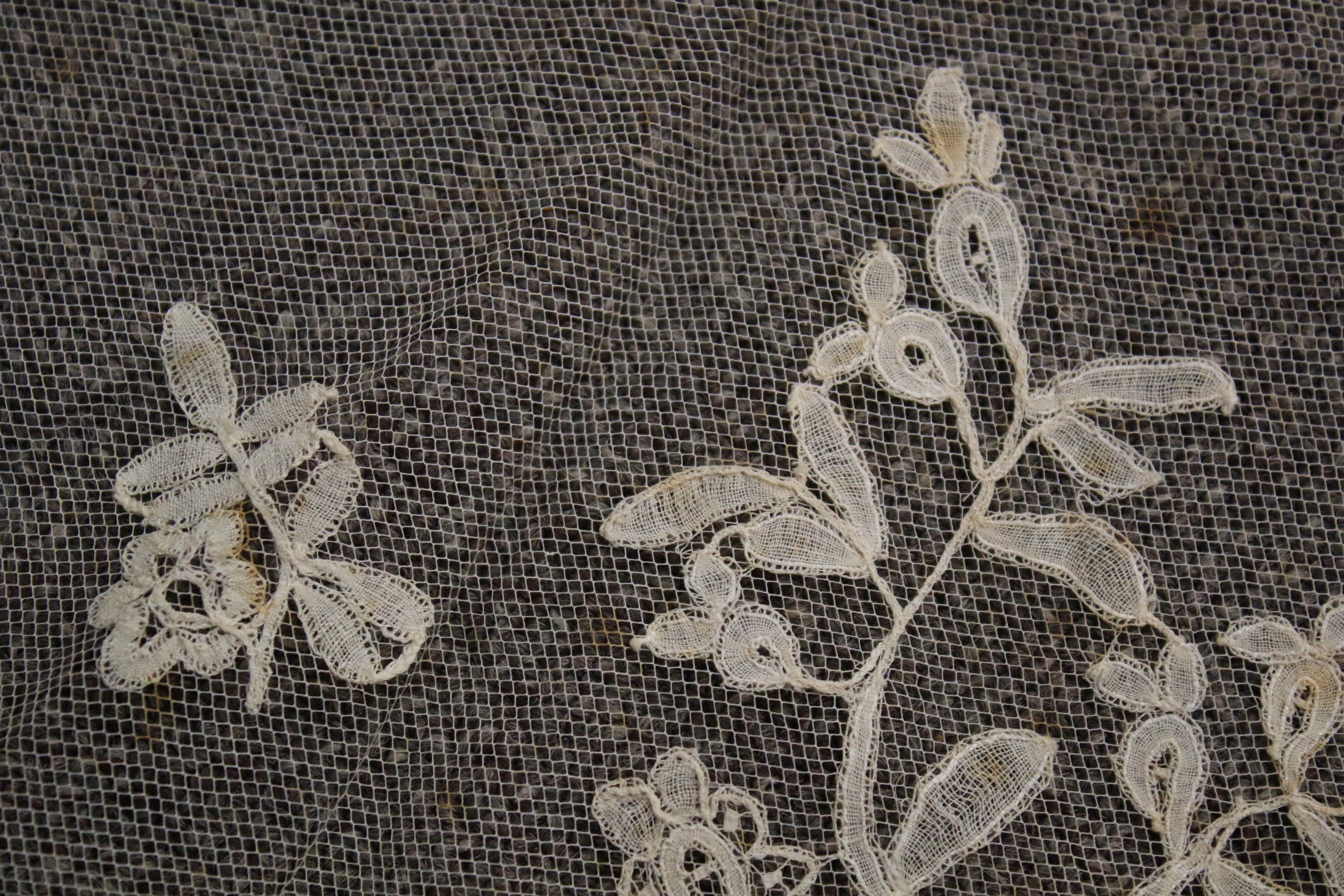 A collection of Victorian and later lace and textiles. - Image 4 of 10