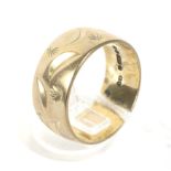 A 9ct gold wedding band. With etched decoration, weight 5.