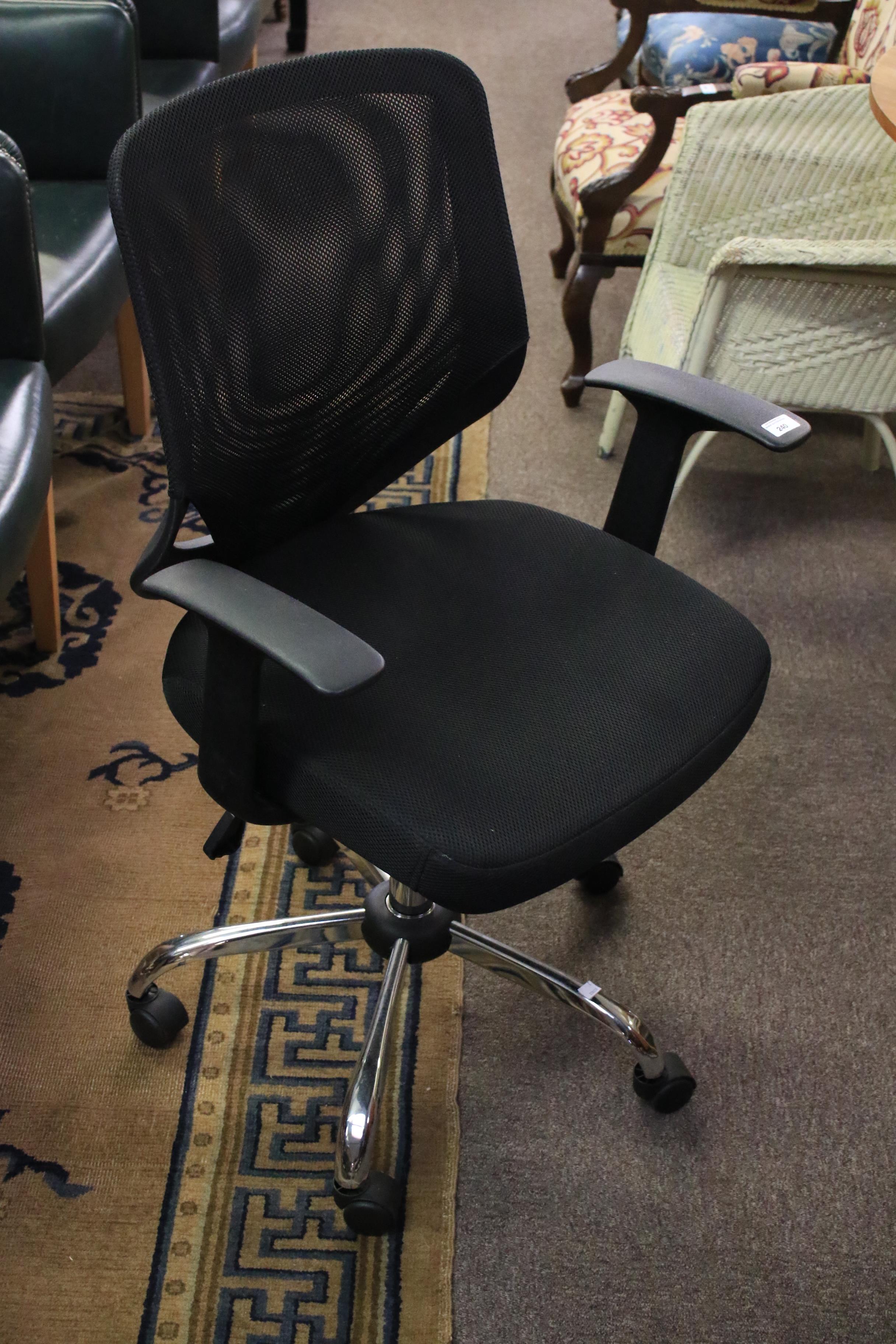 A contemporary office chair. - Image 4 of 7