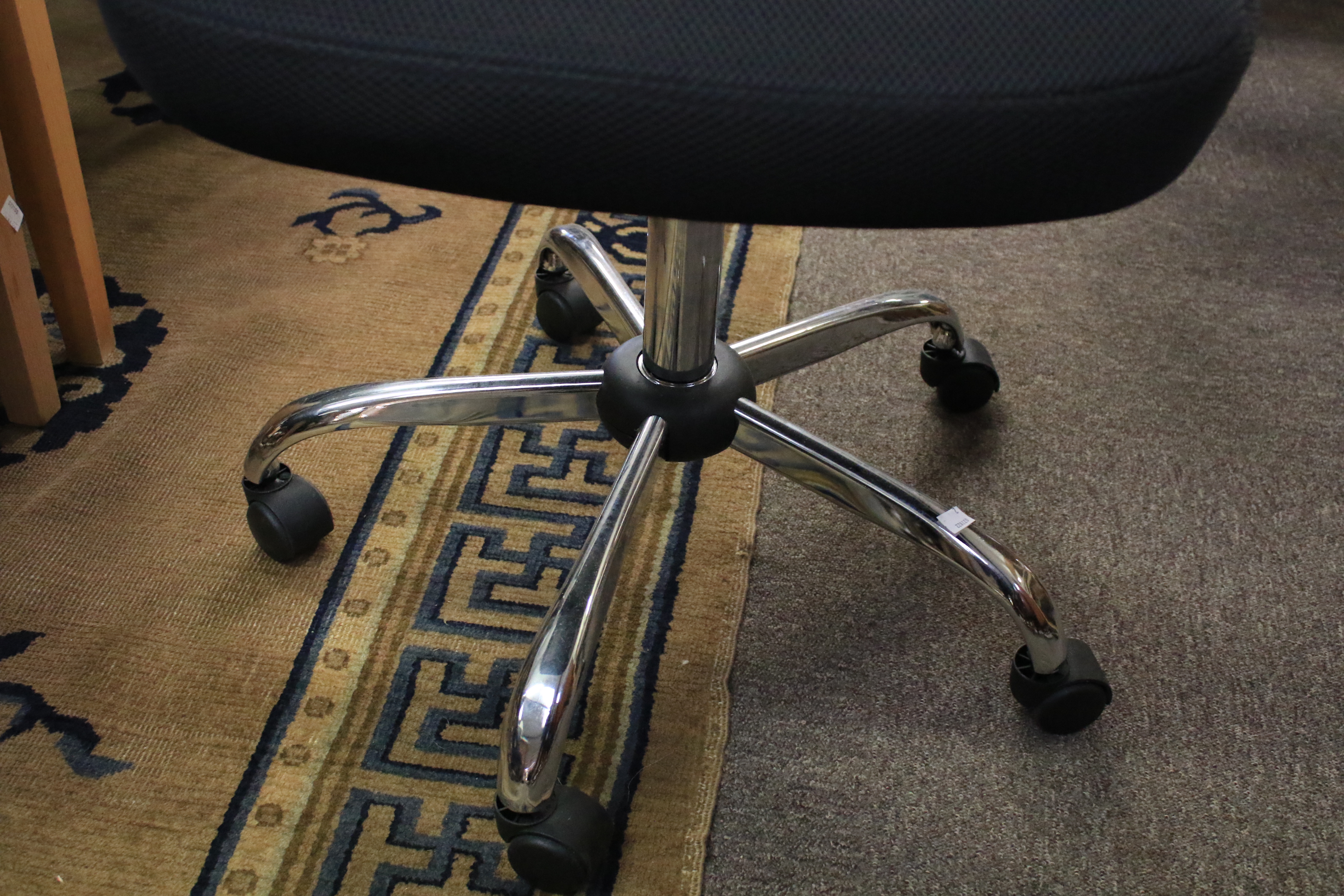 A contemporary office chair. - Image 6 of 7