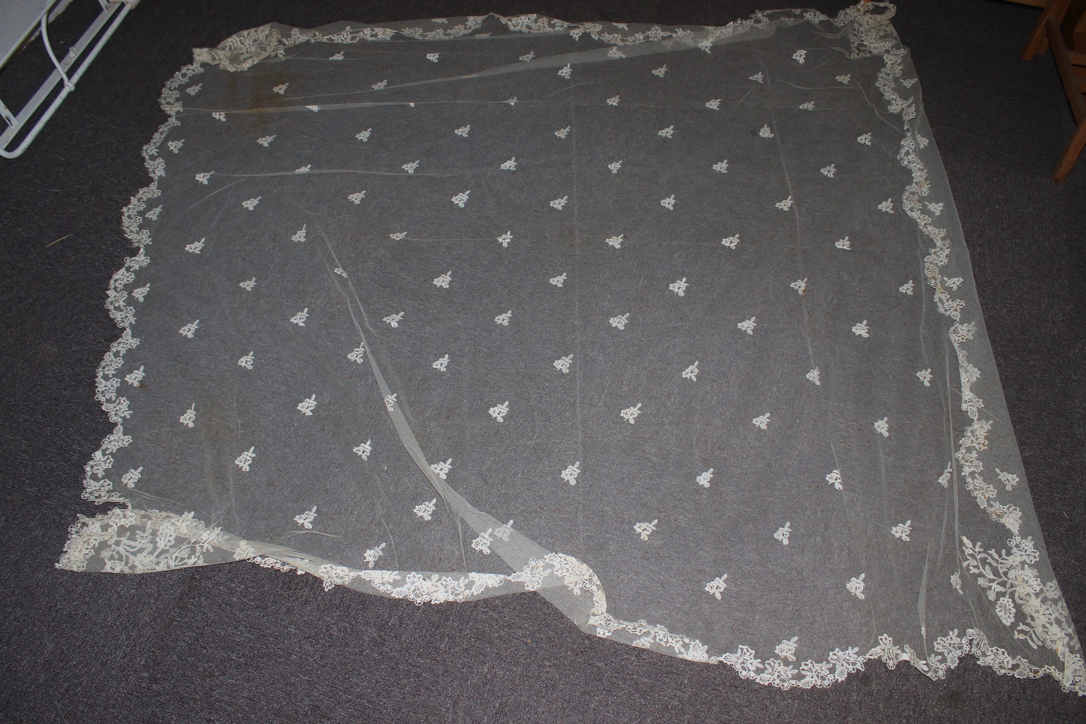 A collection of Victorian and later lace and textiles. - Image 3 of 10