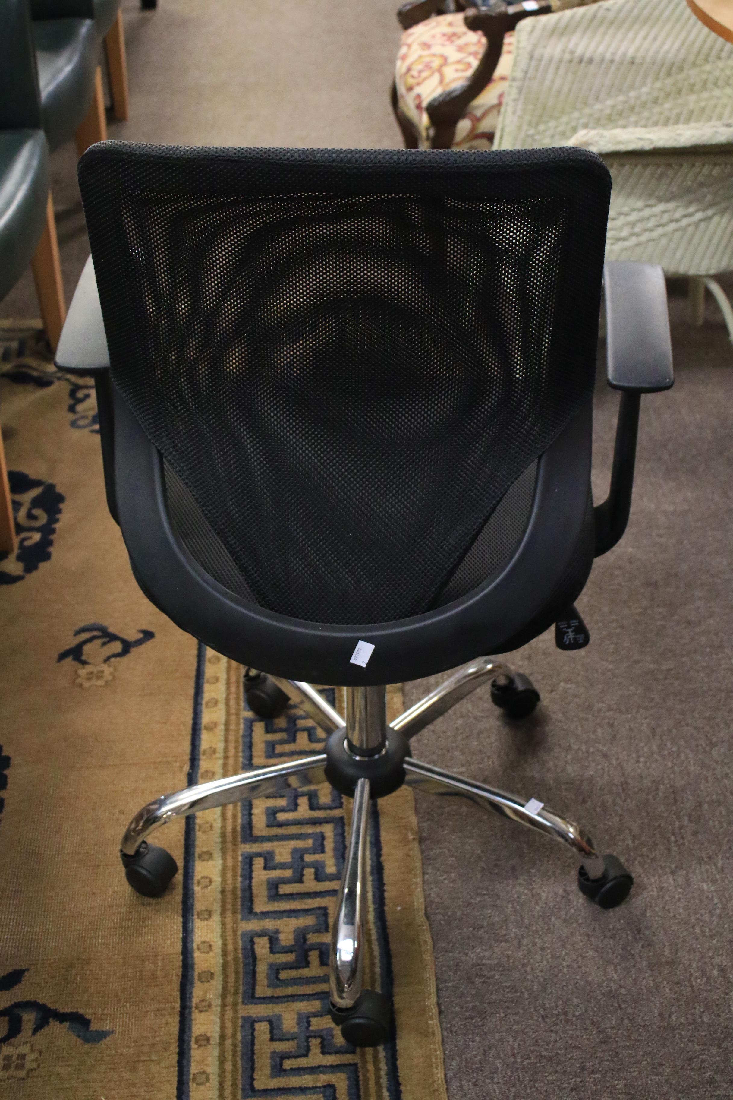 A contemporary office chair. - Image 3 of 7