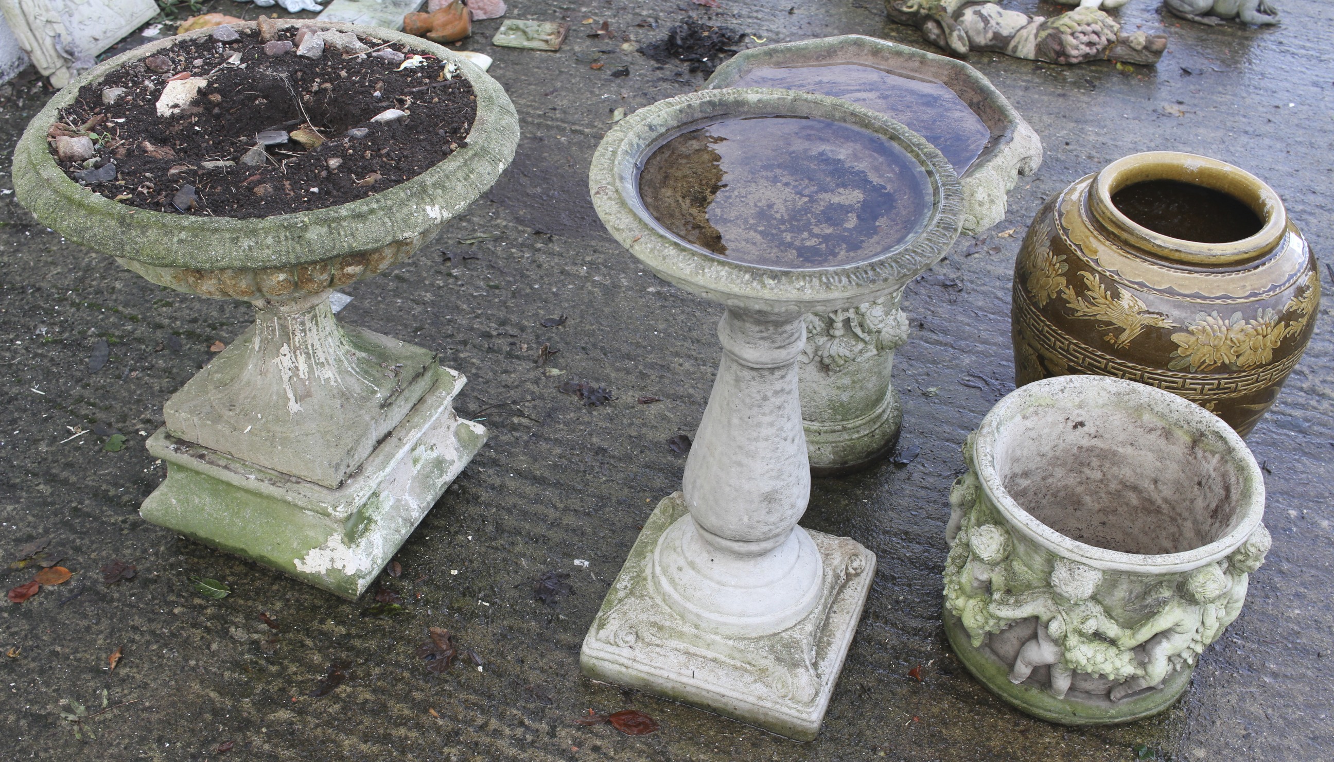 An assortment of garden pots and ornaments. - Image 3 of 3