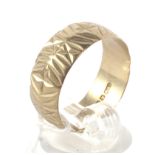 A 9ct gold wedding band. With etched decoration, weight 5.