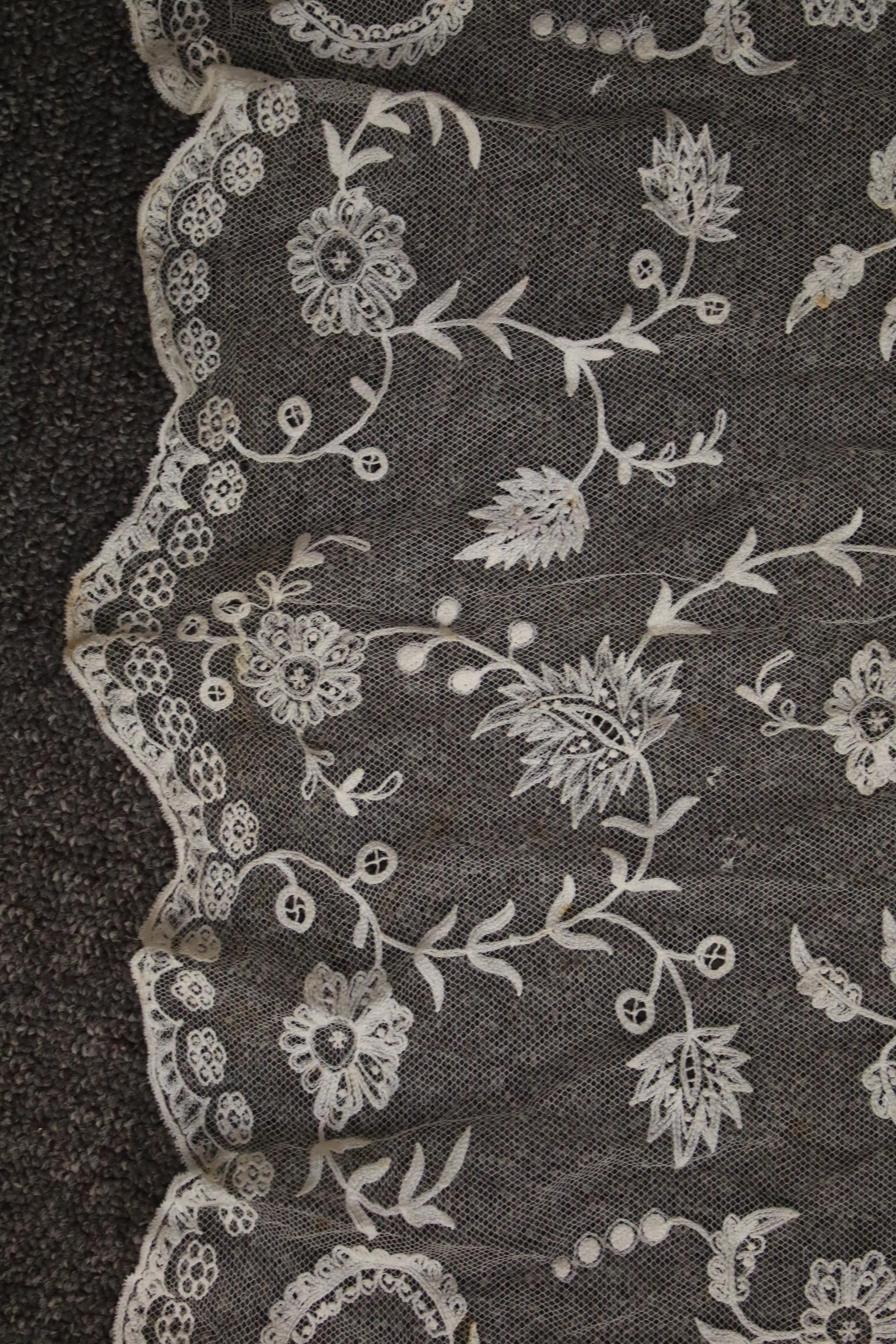 A collection of Victorian and later lace and textiles. - Image 10 of 10