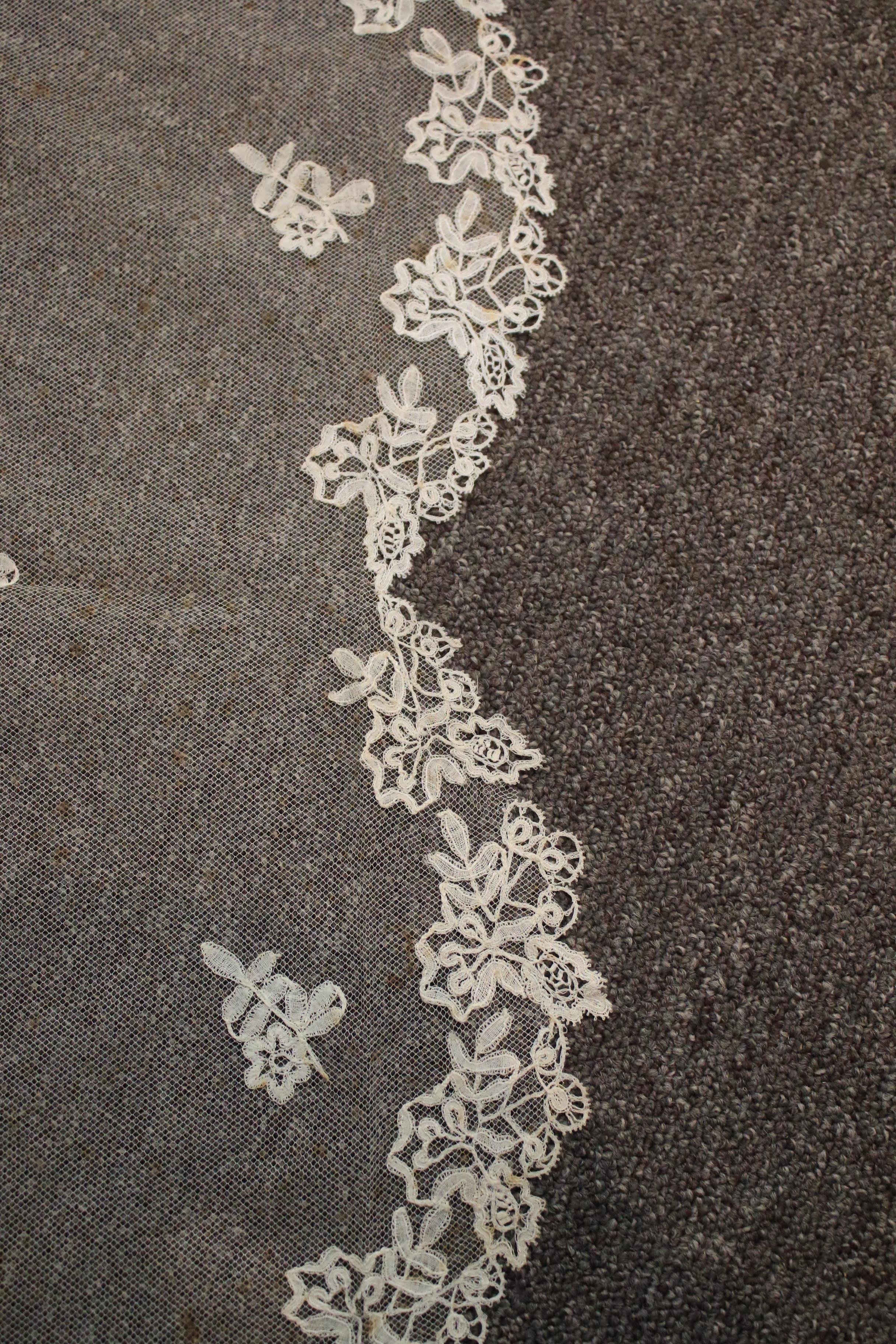 A collection of Victorian and later lace and textiles. - Image 6 of 10