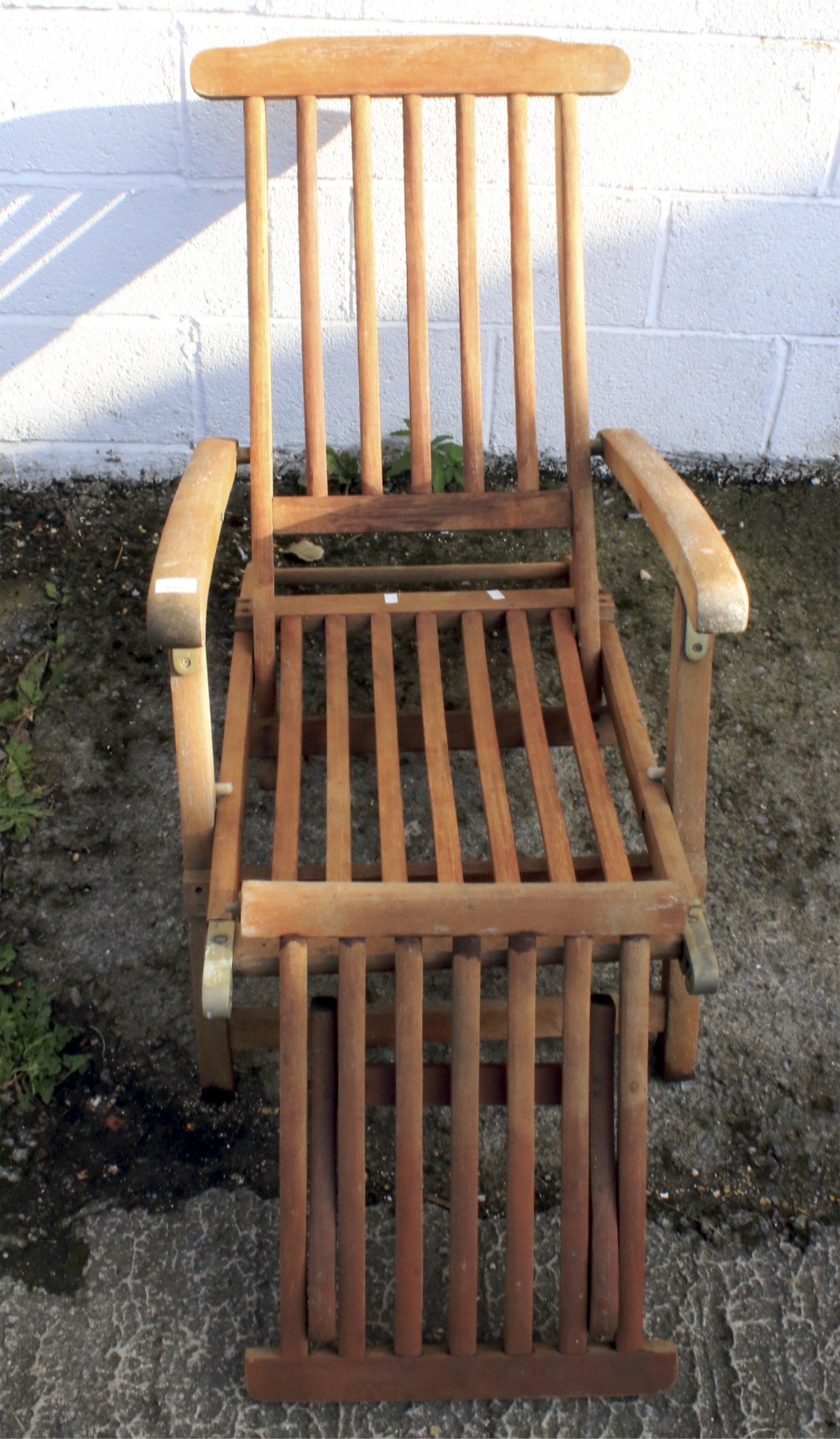 A contemporary wooden slatted garden sun chair. - Image 2 of 2