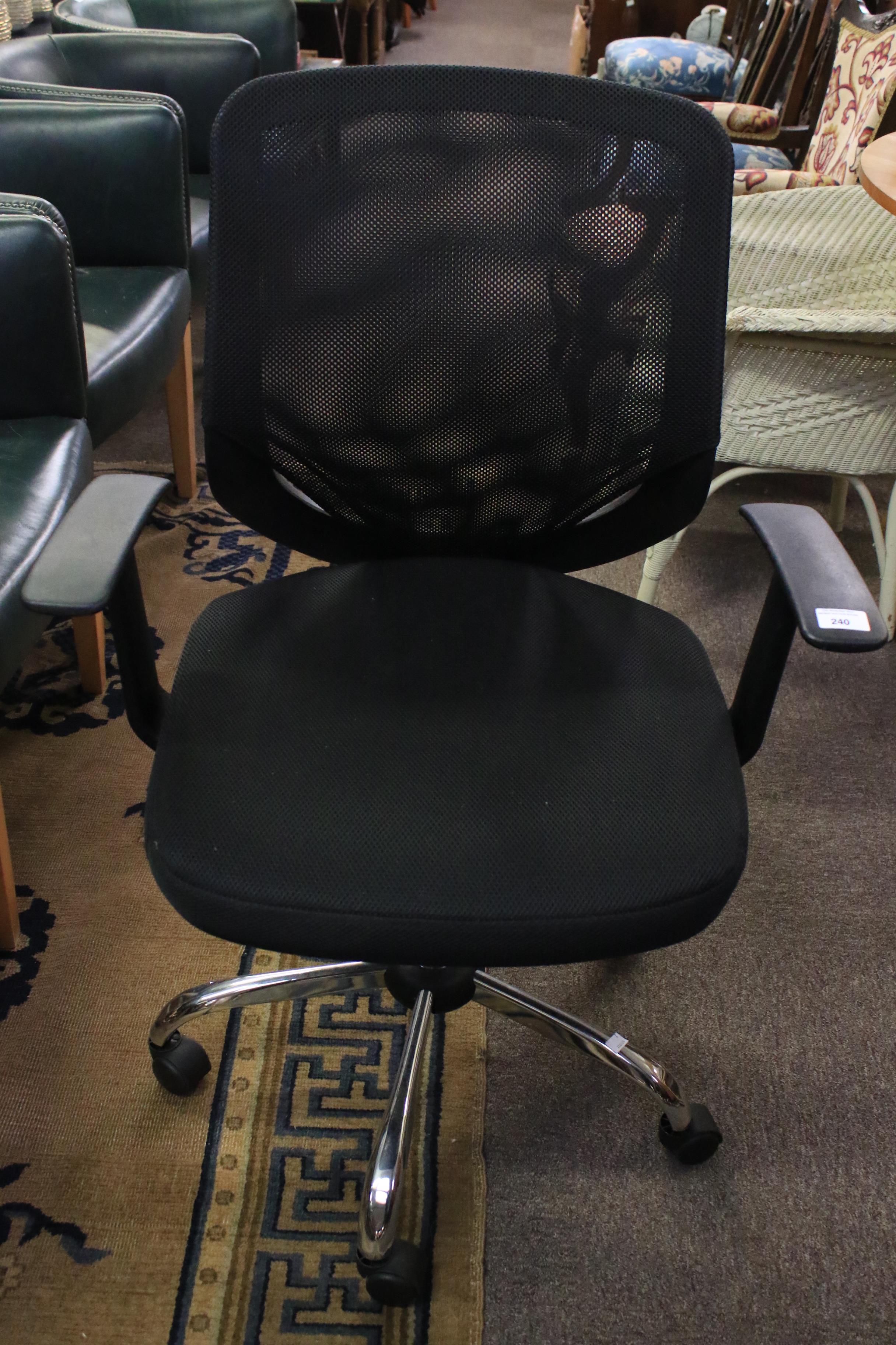 A contemporary office chair. - Image 5 of 7