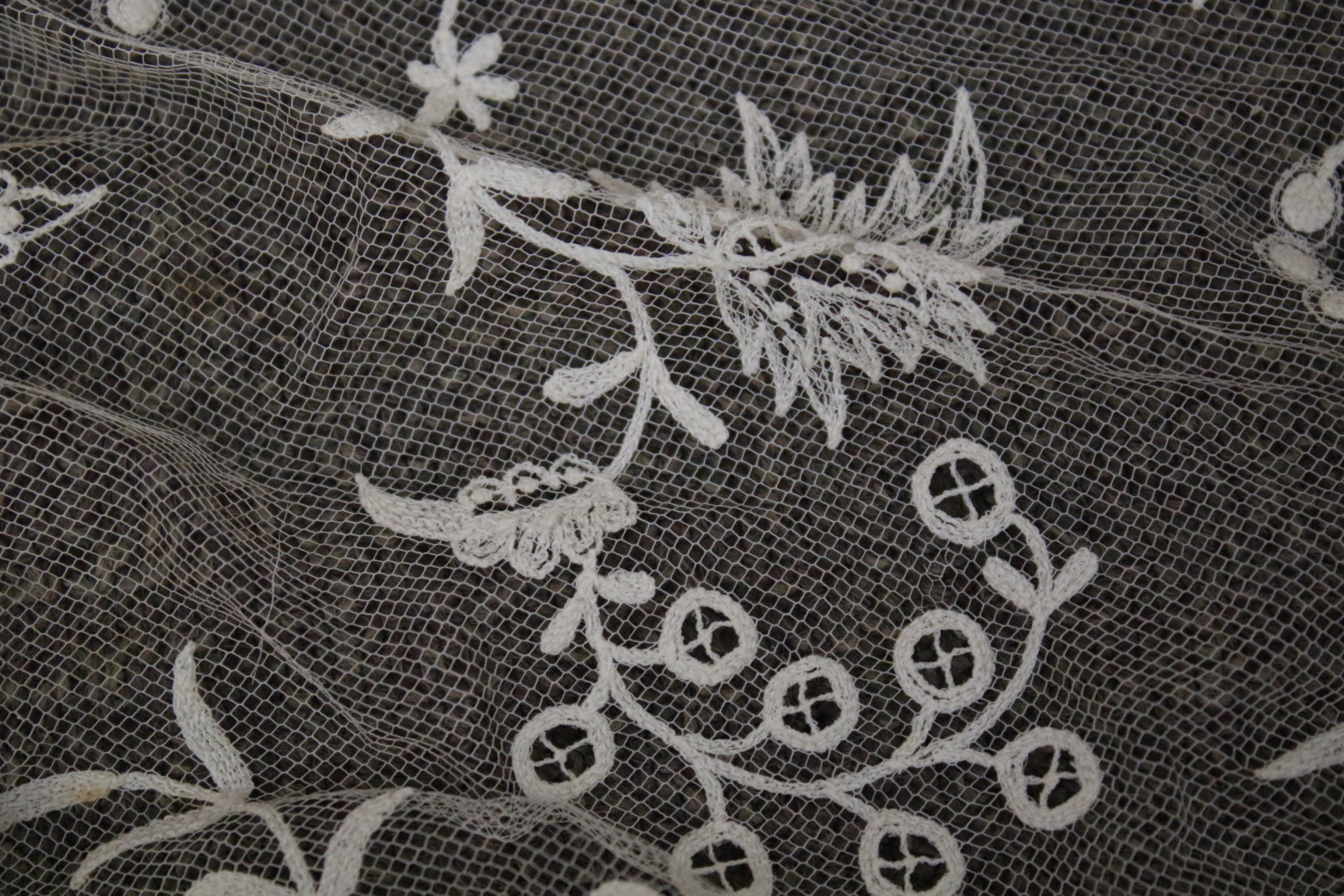 A collection of Victorian and later lace and textiles. - Image 9 of 10