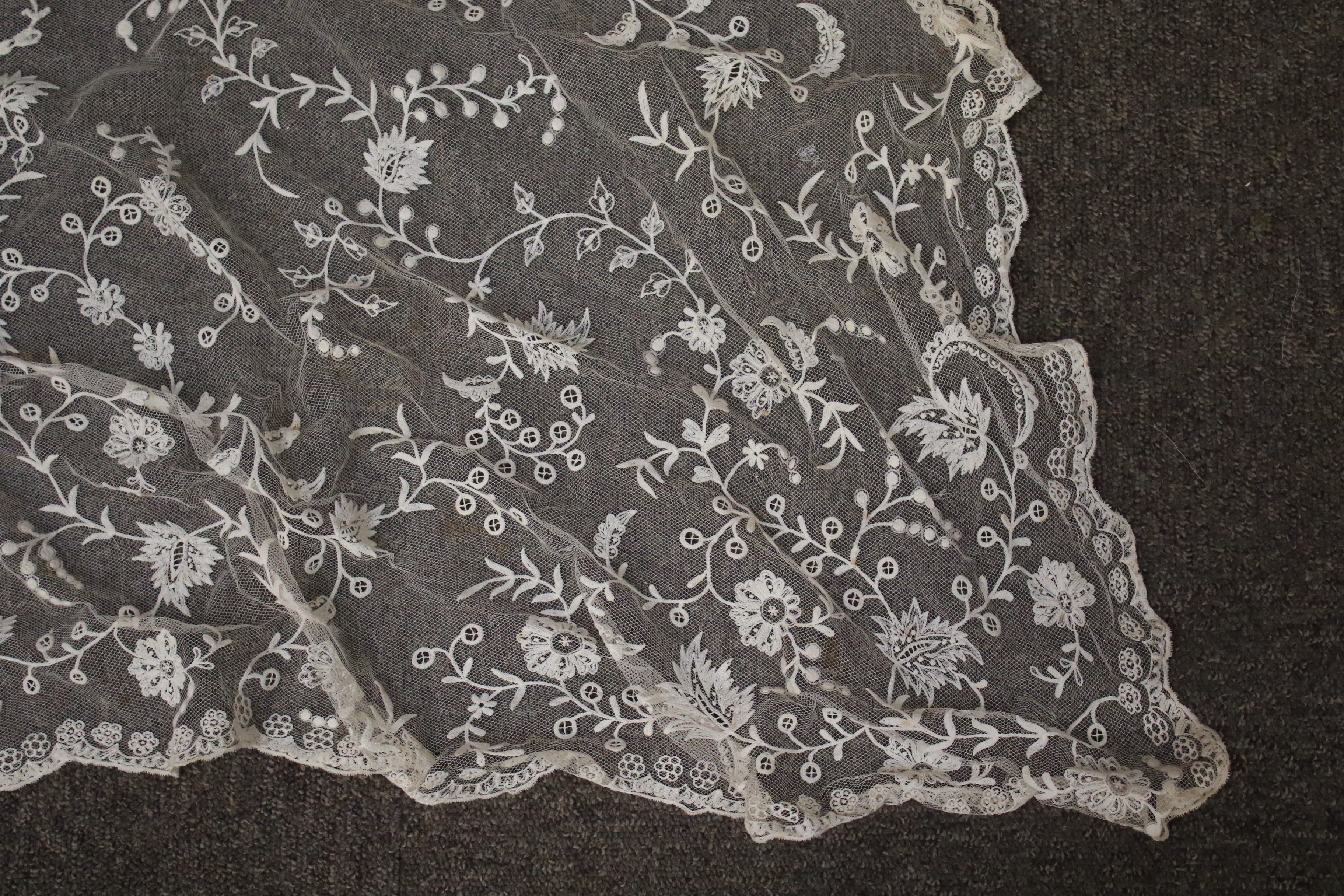 A collection of Victorian and later lace and textiles. - Image 8 of 10
