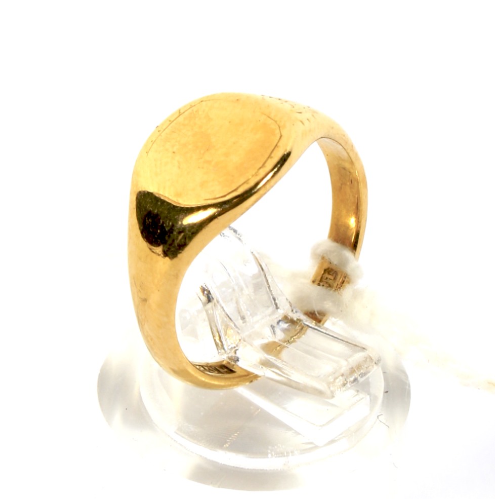An 18ct gold gentleman's signet ring. 4.