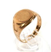 A 9ct gold gentleman's signet ring. 6.